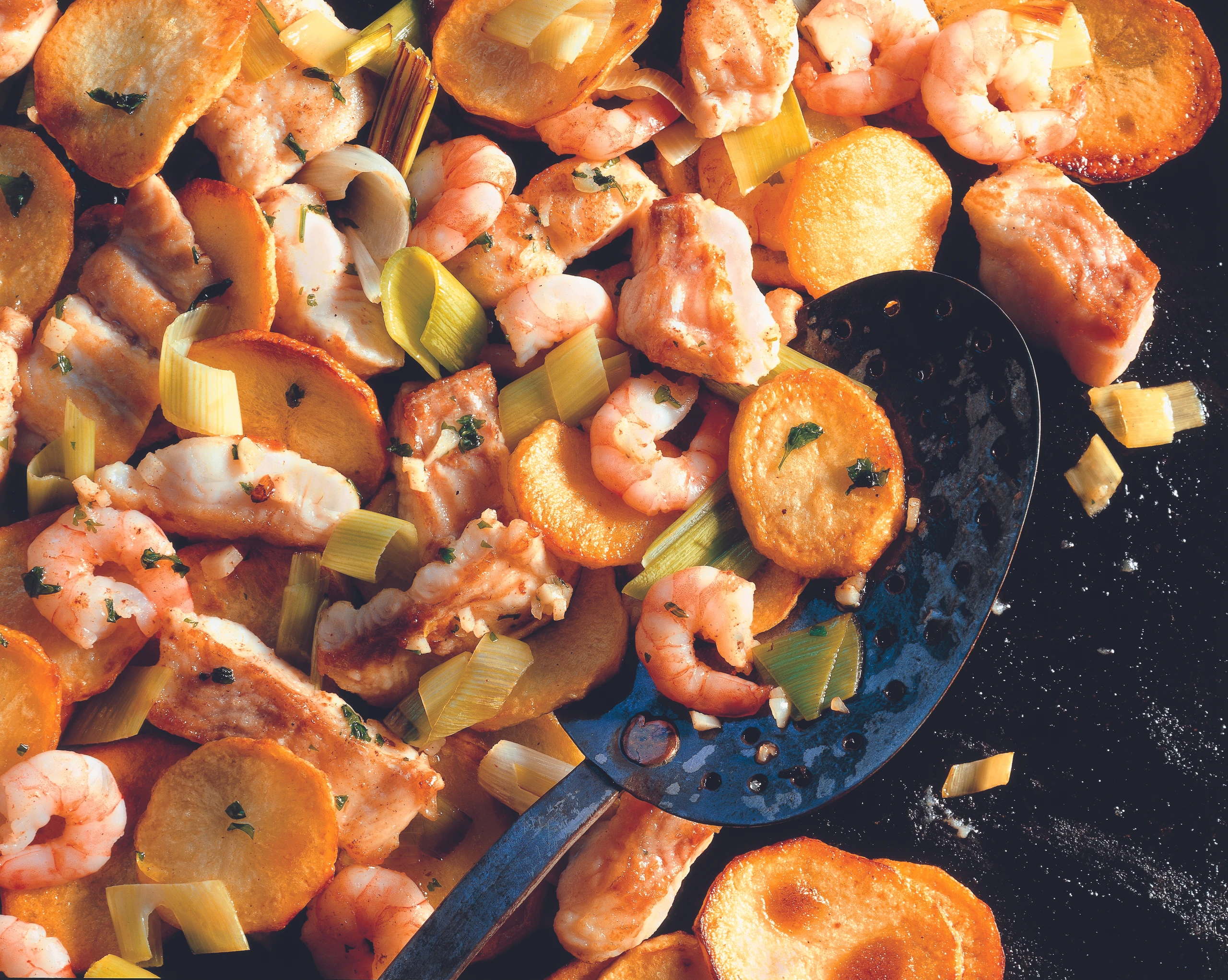 Erdäpfel-Wels-Gröstl mit Shrimps und Lauch