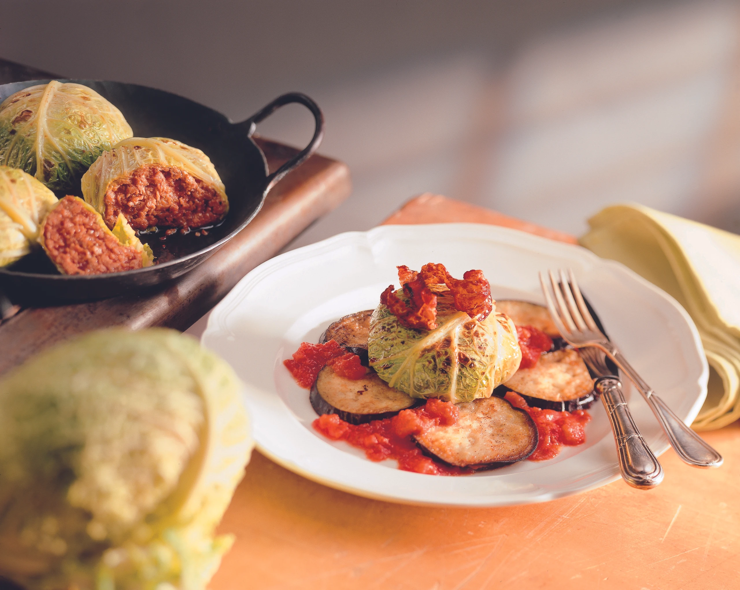 Kohlkugeln mit Lammfülle und Melanzani