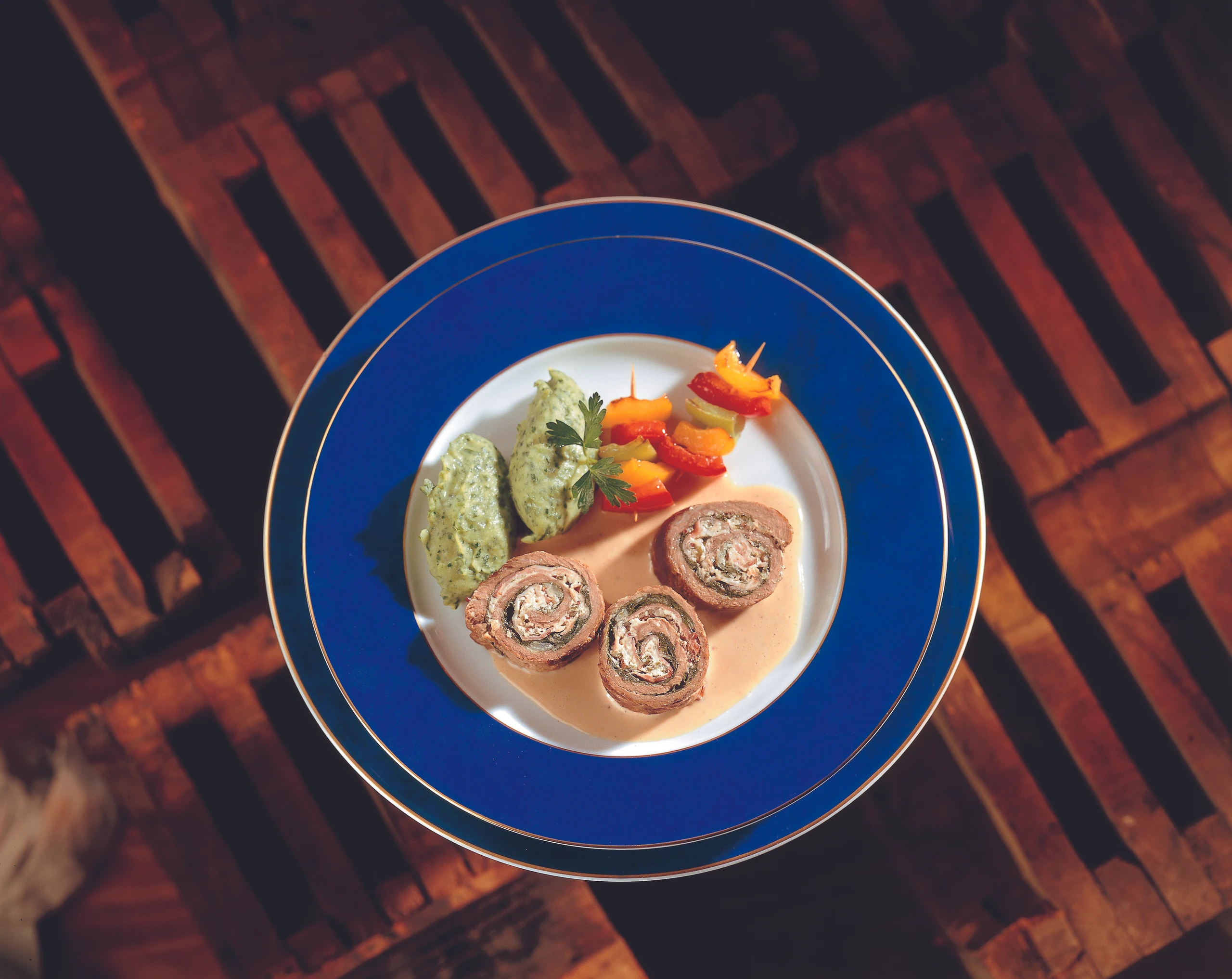 Rindsrouladen mit pikanter Frischkäsefülle