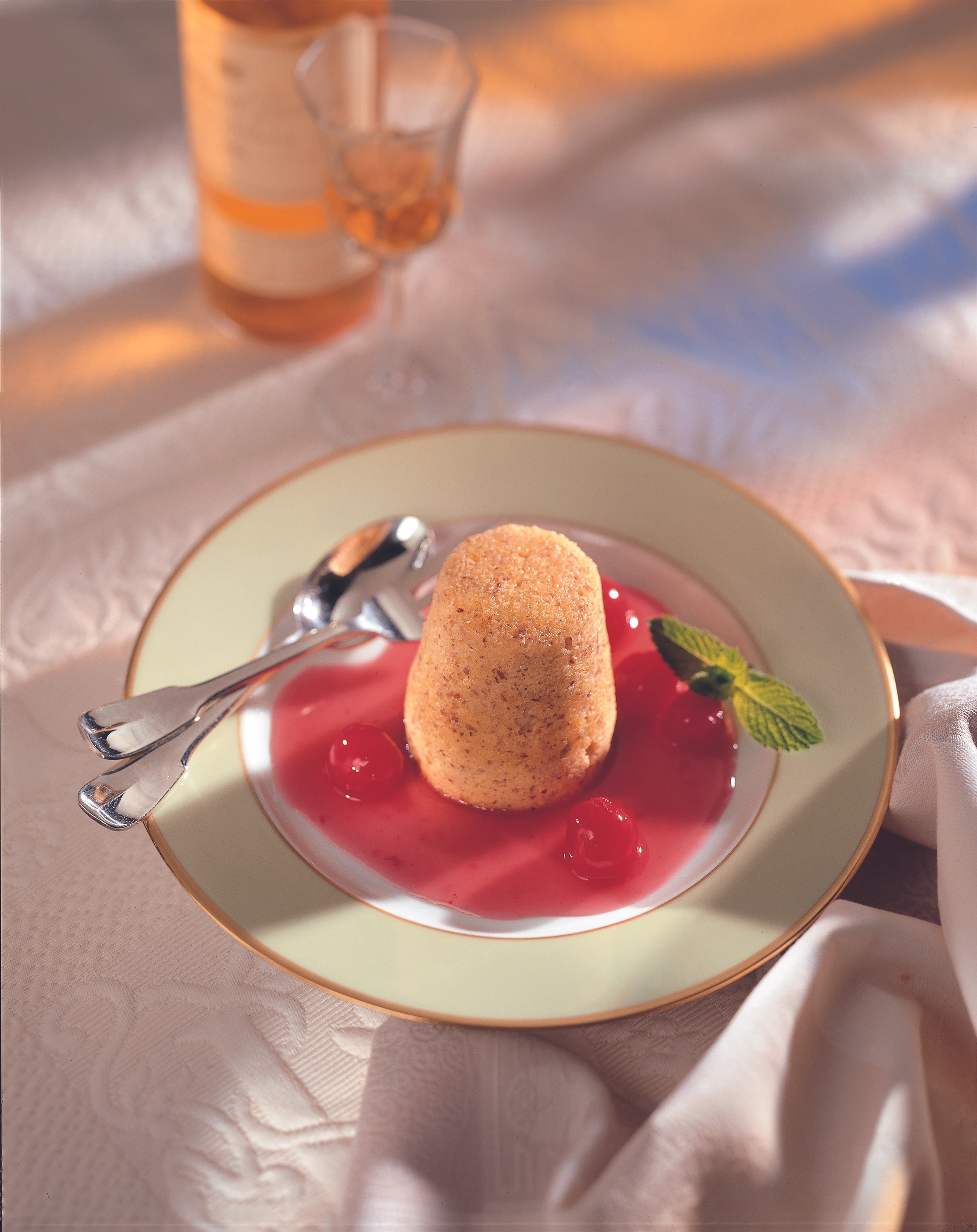 Mandel-Pudding mit eingemachten Kirschen