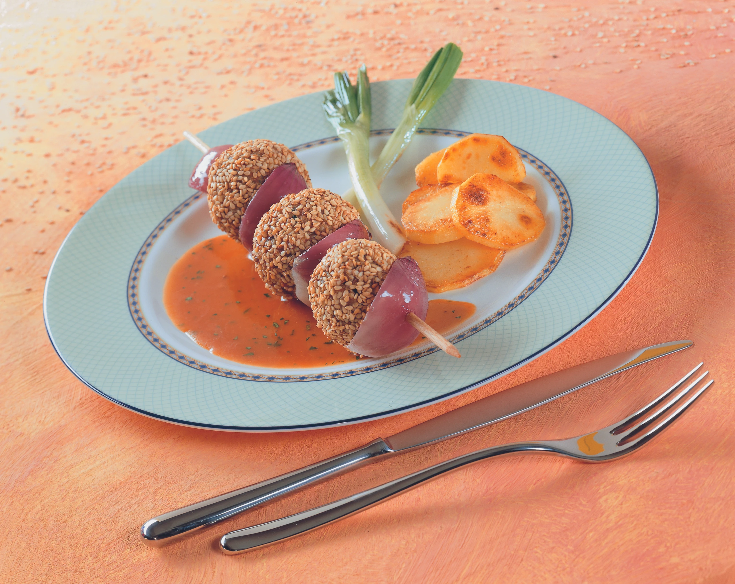 Sesam-Fleischbällchen am Spieß