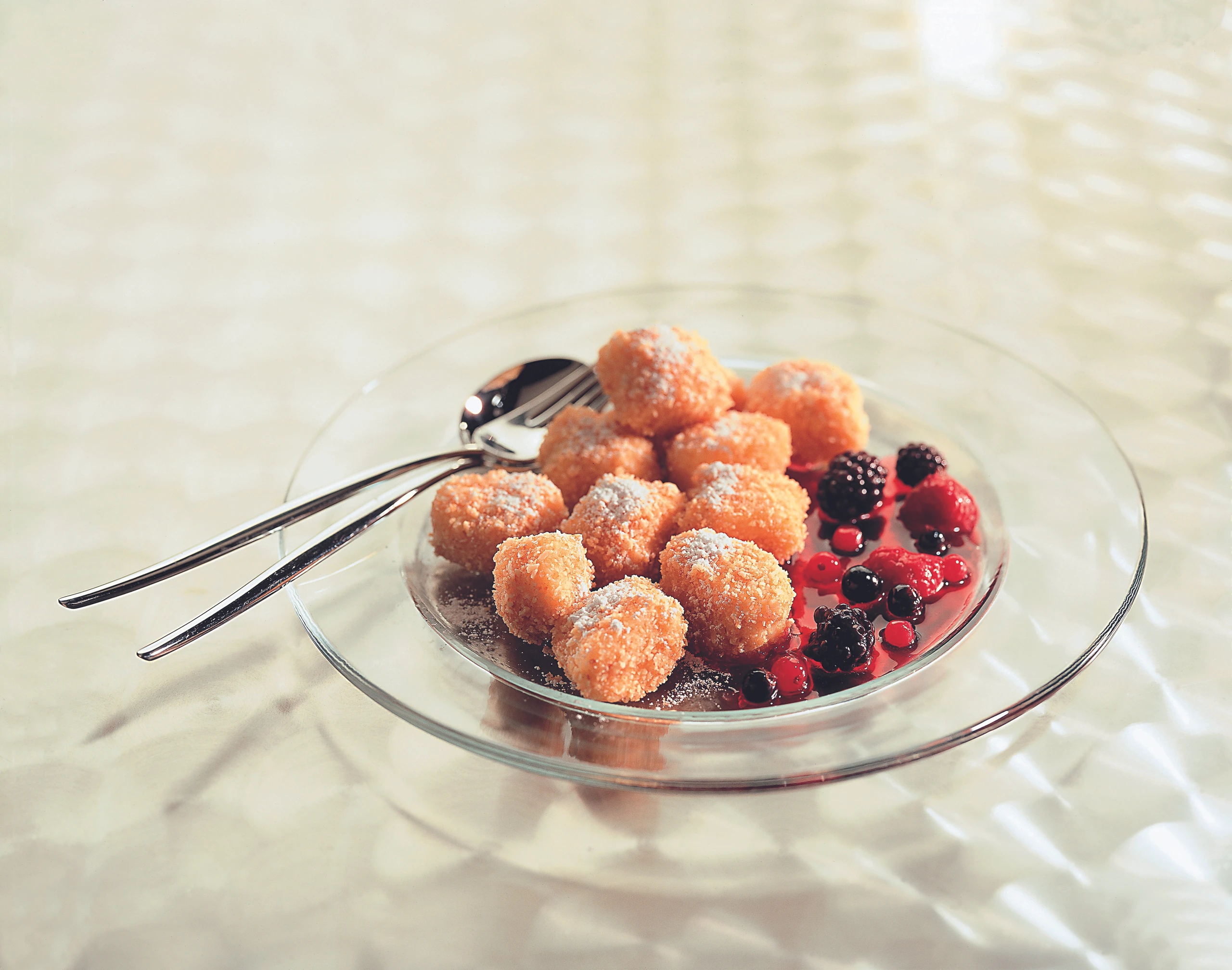 Mandelnockerl mit marinierten Beeren