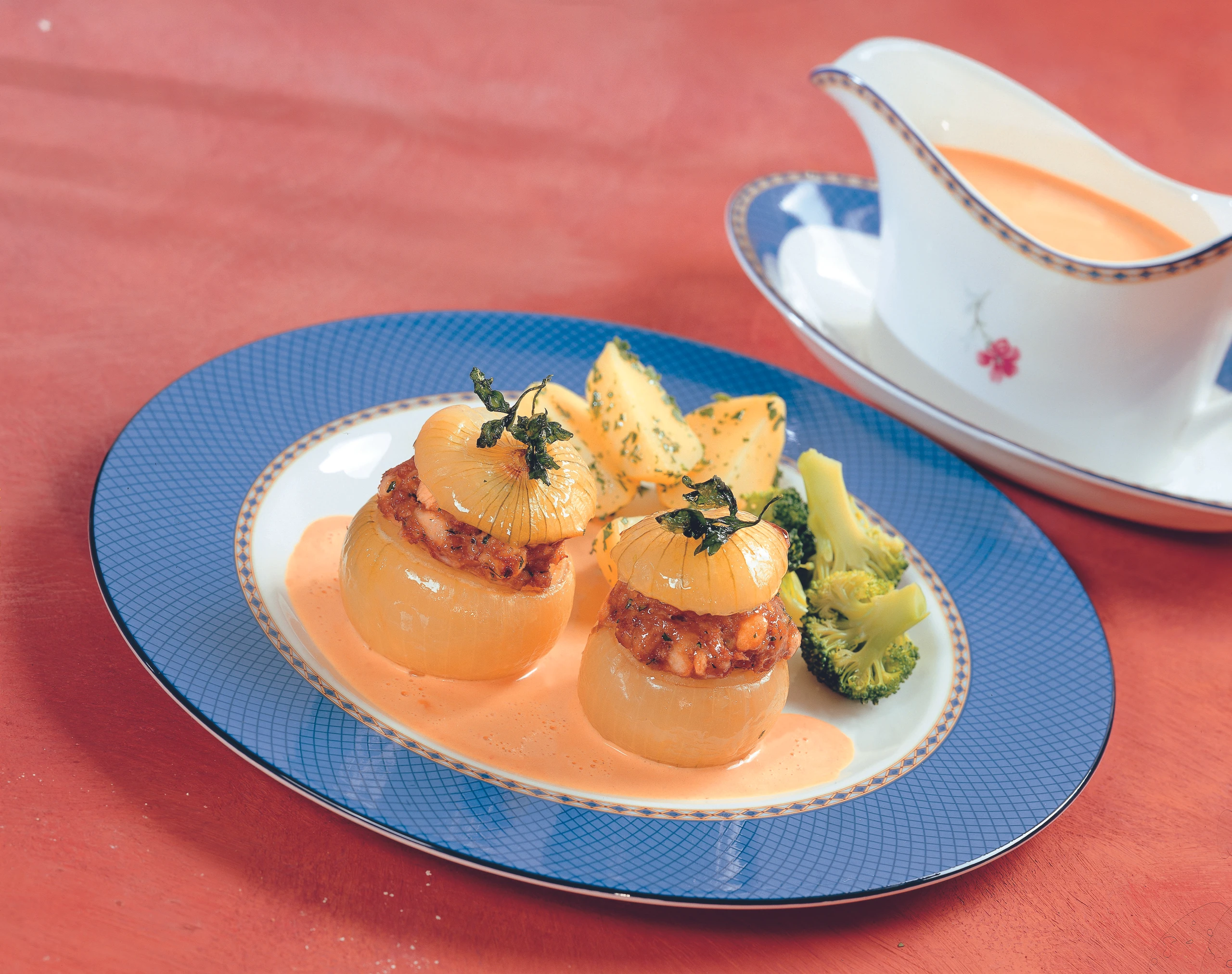 Gefüllte Zwiebeln mit Paprikasauce