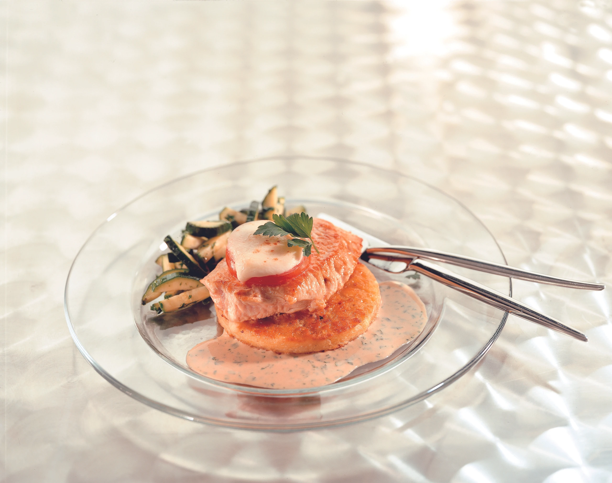 Überbackenes Putensteak auf Zucchinigemüse