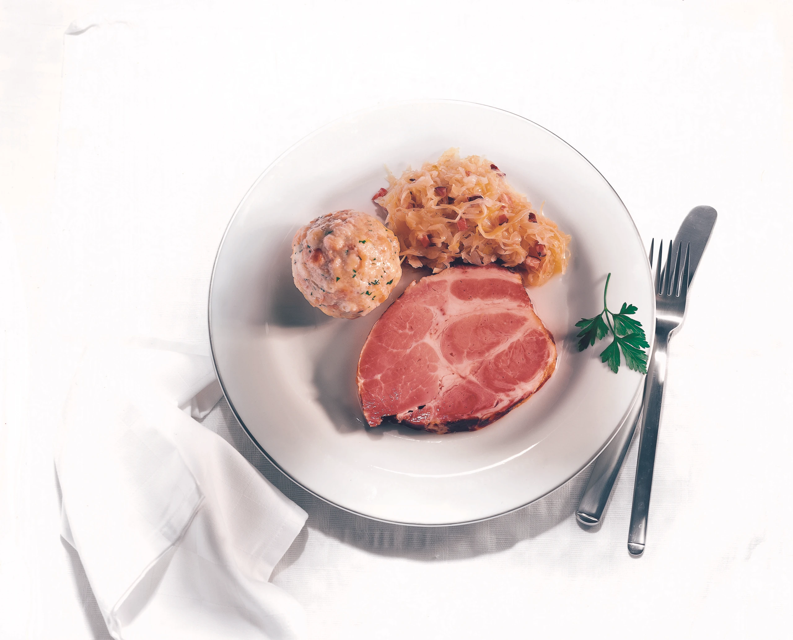 Gekochter Selchschopf mit Gabelkraut und Semmelknödel