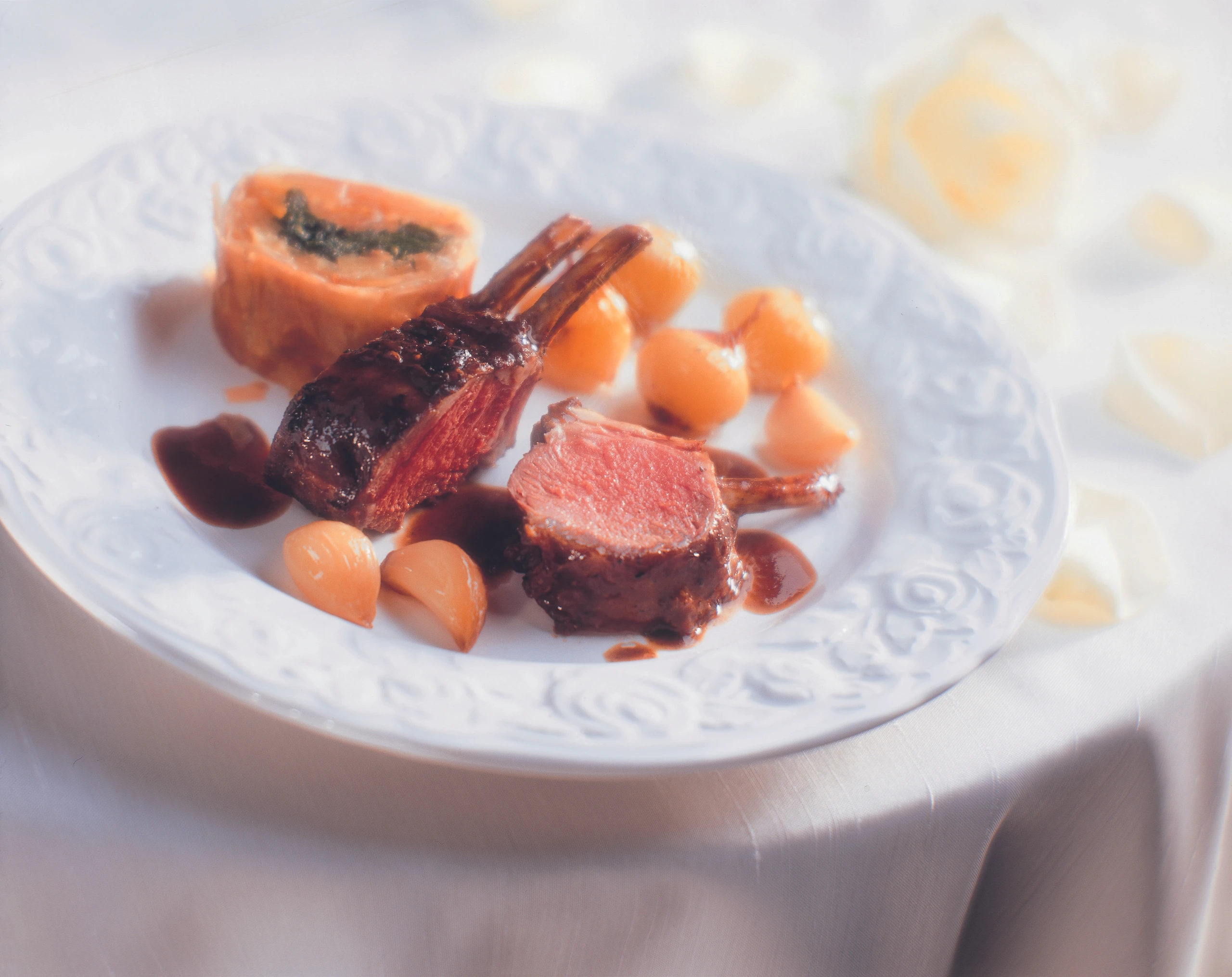 Gebratenes Lammkarrée mit Bärlauchstrudel