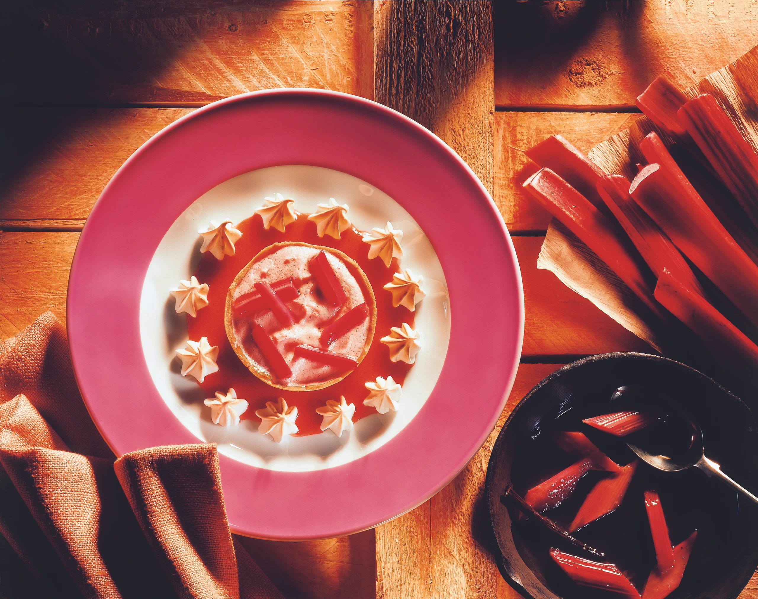 Rhabarber-Schaumtörtchen mit Erdbeersauce