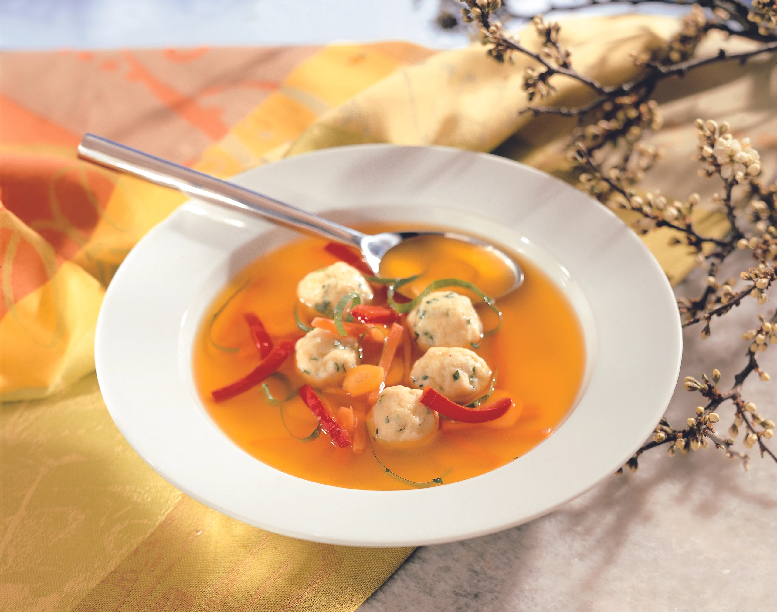 Paradeisersuppe mit Bärlauchnockerln