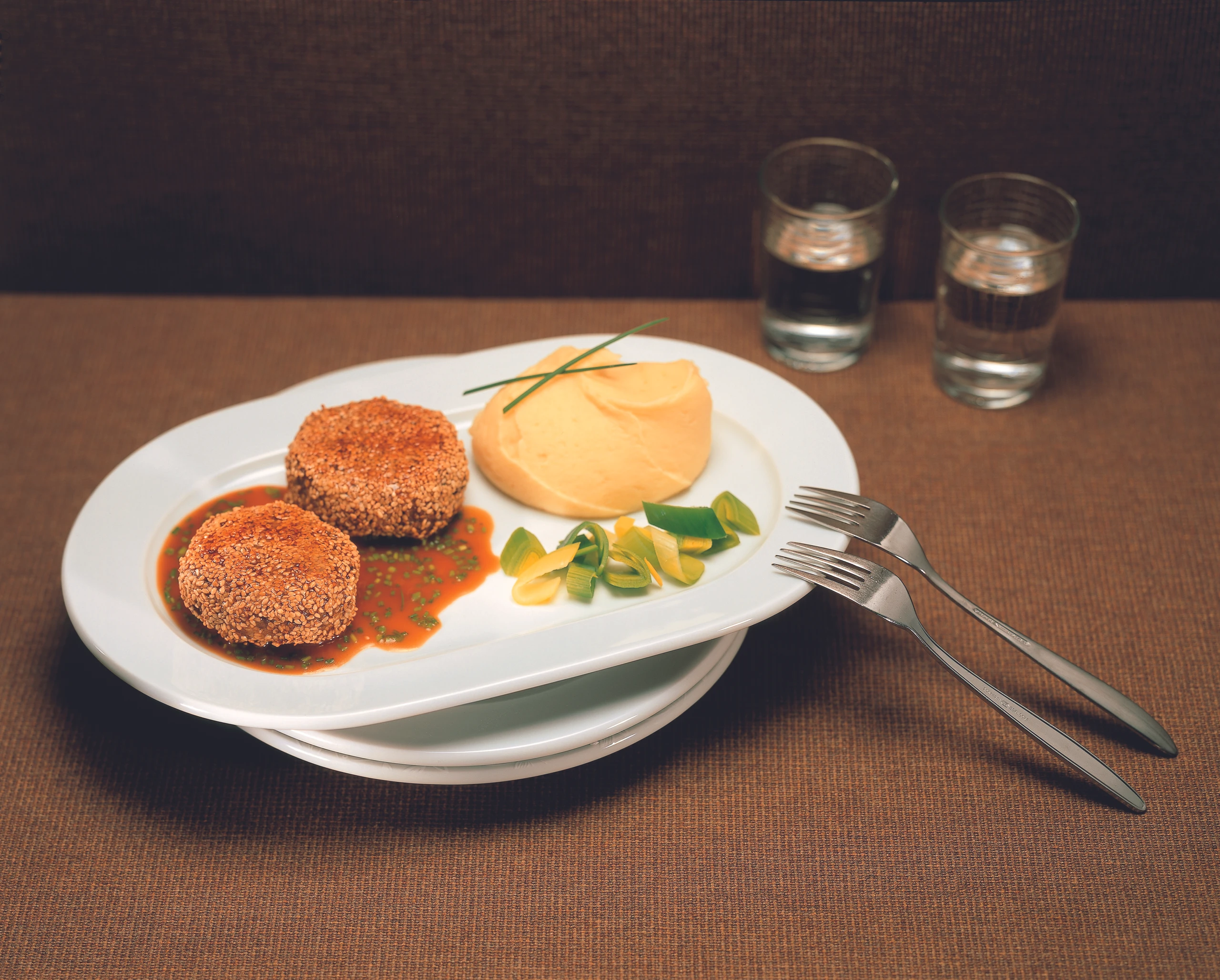 Faschierte Laibchen in Sesampanier