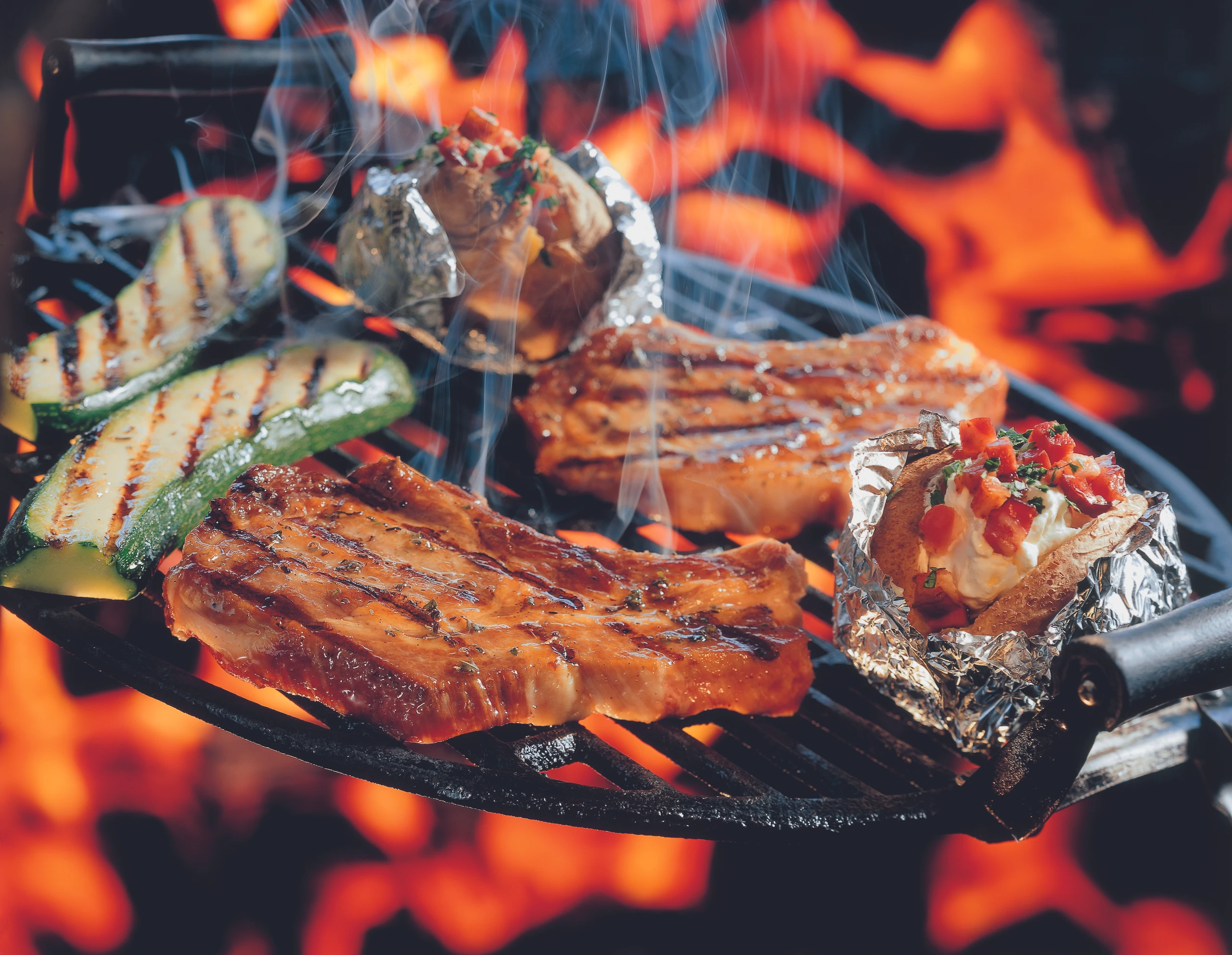 Gegrillte Schweinskoteletts mit Rahm-Speckerdäpfeln