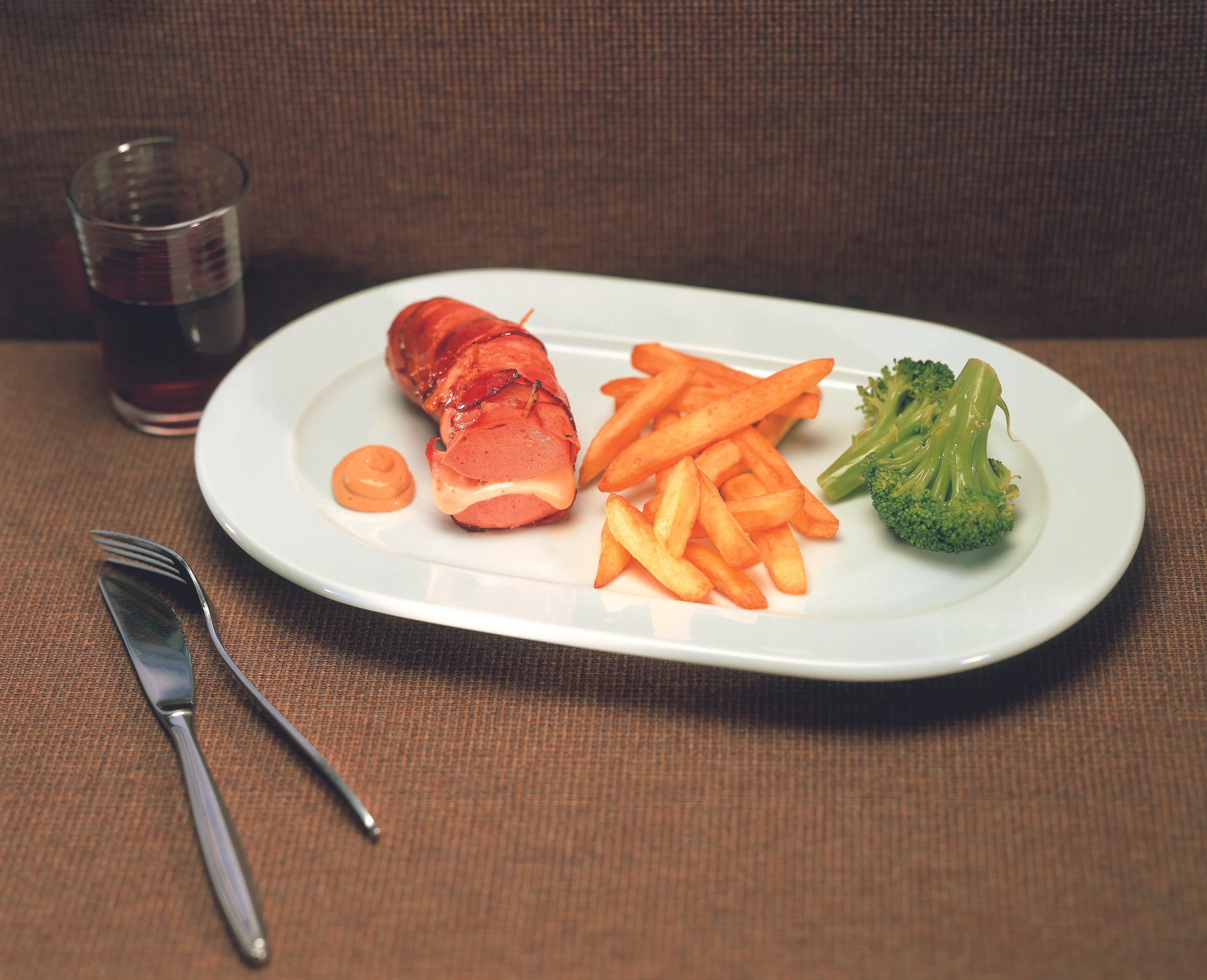 Gefüllte Wurst im Speckmantel