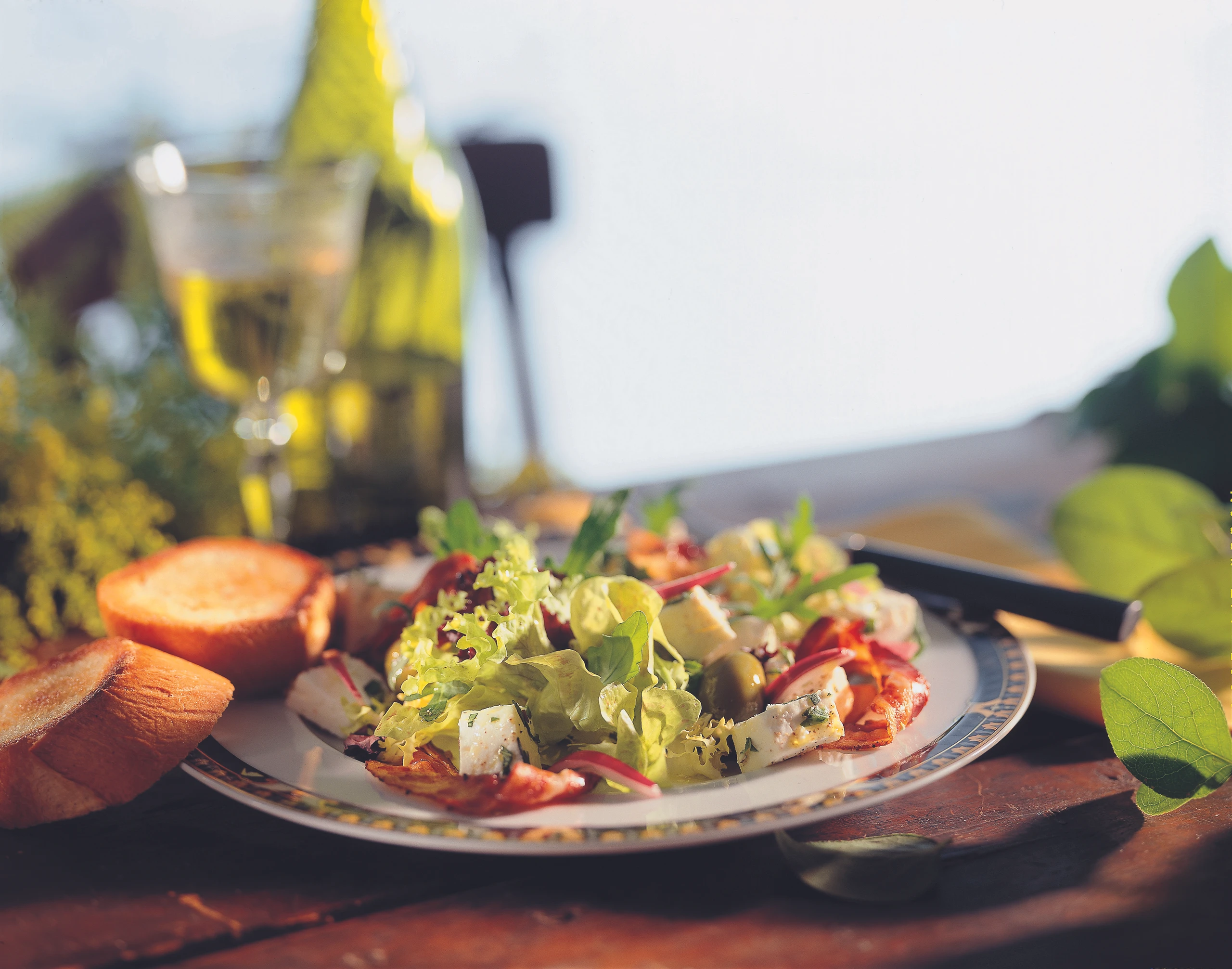 Blattsalate mit Schafkäse und Speck