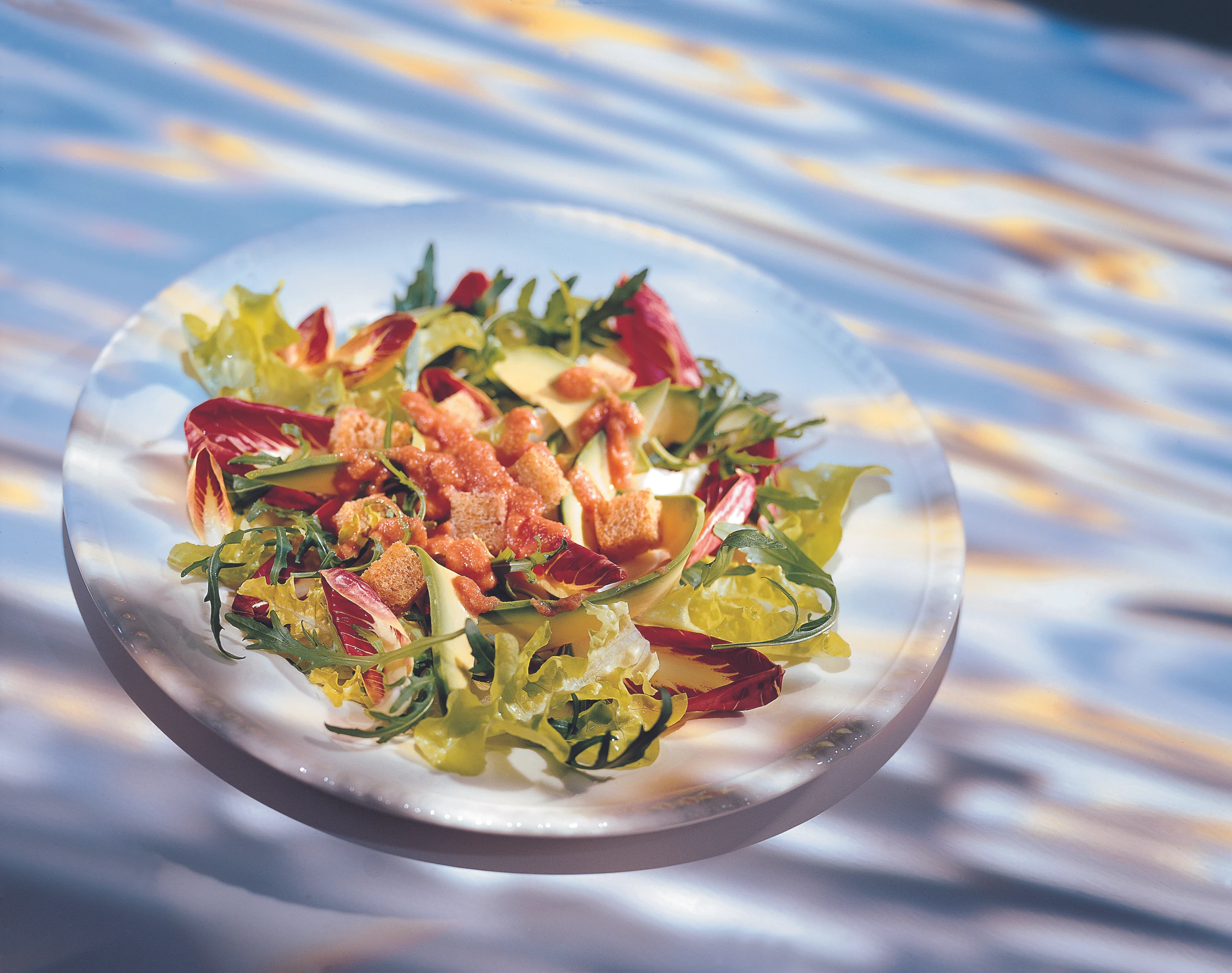 Blattsalate und Avocados mit Gazpacho-Dressing