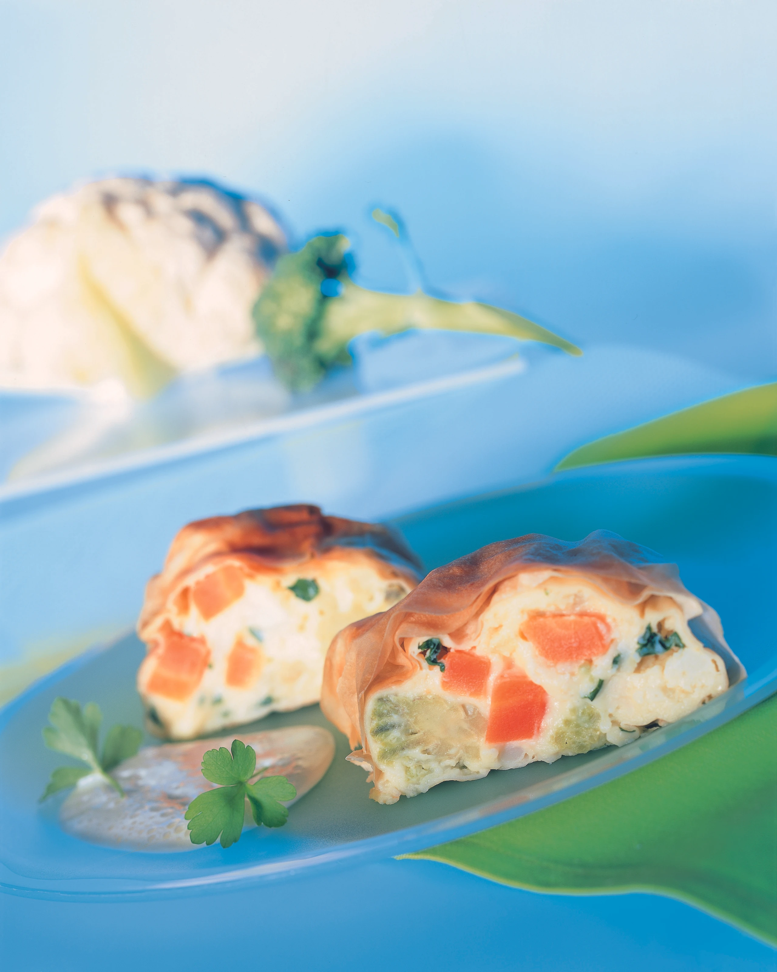 Gemüsestrudel mit Kräutersauce