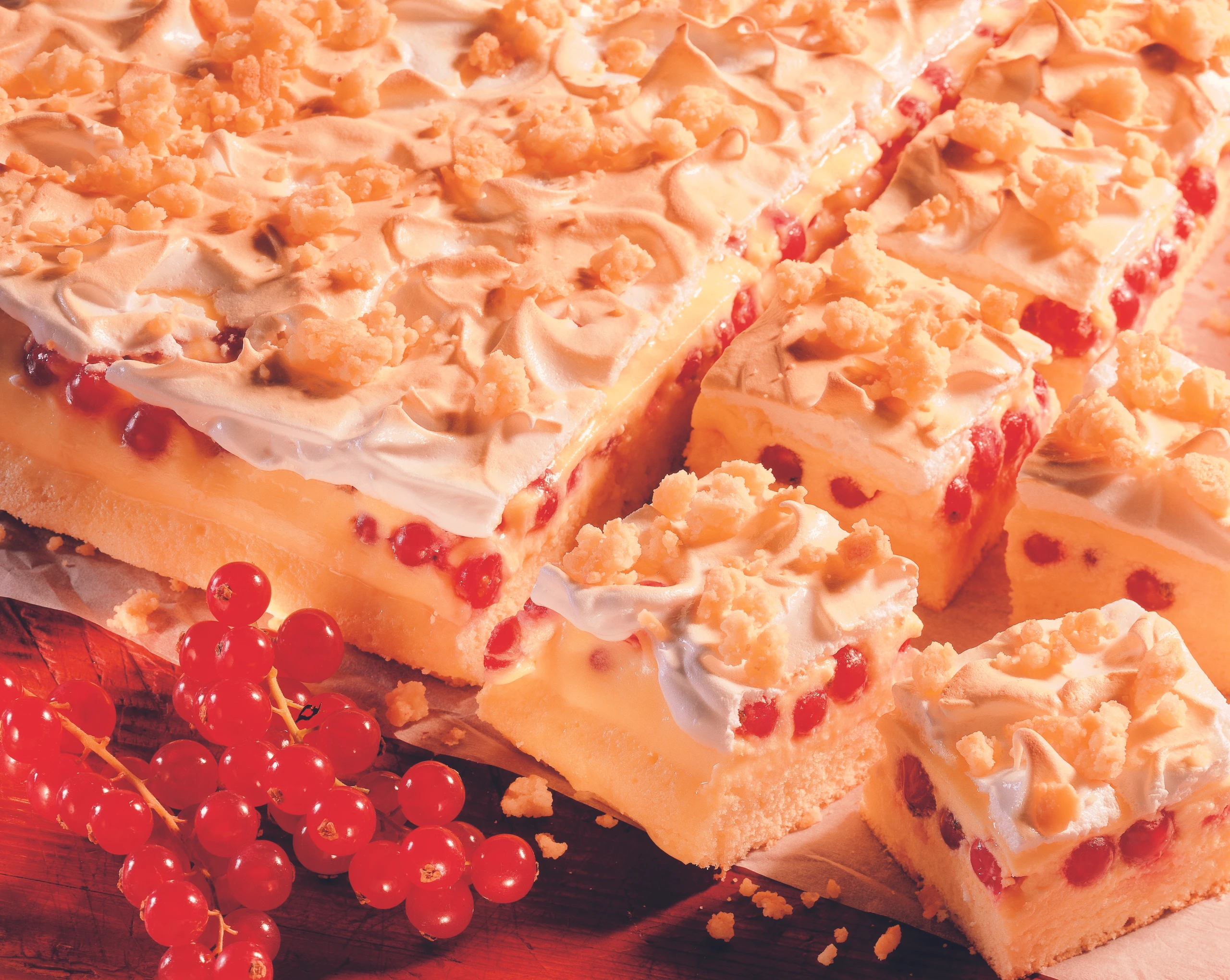 Ribiselschaumschnitte mit knusprigen Streuseln