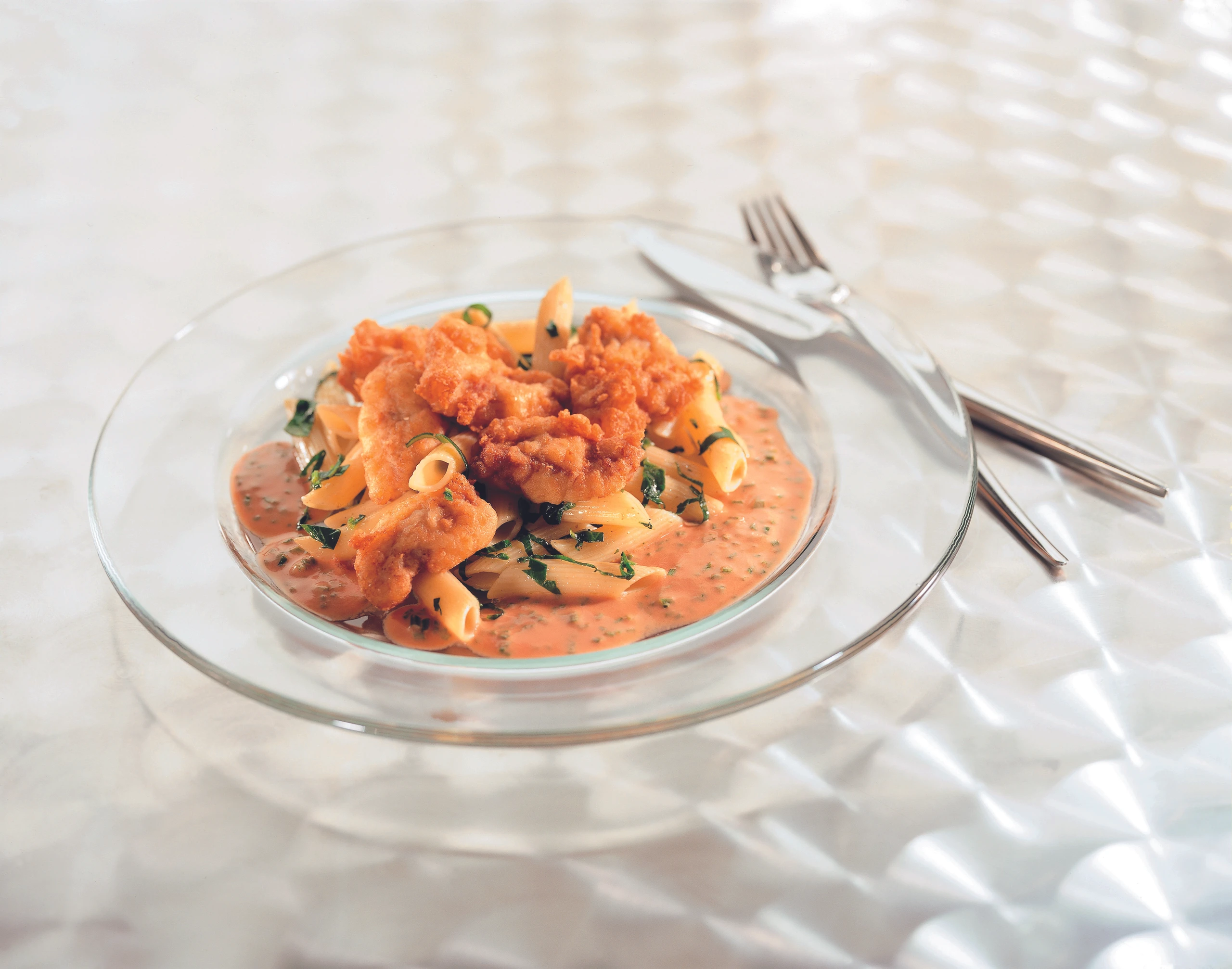 Kalbstreifen in Parmesanpanier mit Paradeissauce