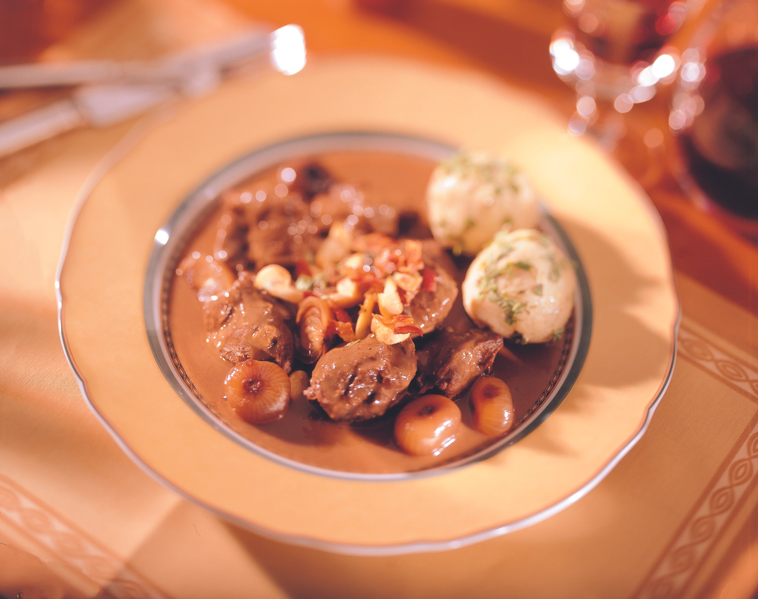 Rehpfeffer mit Schalotten-Zwiebeln