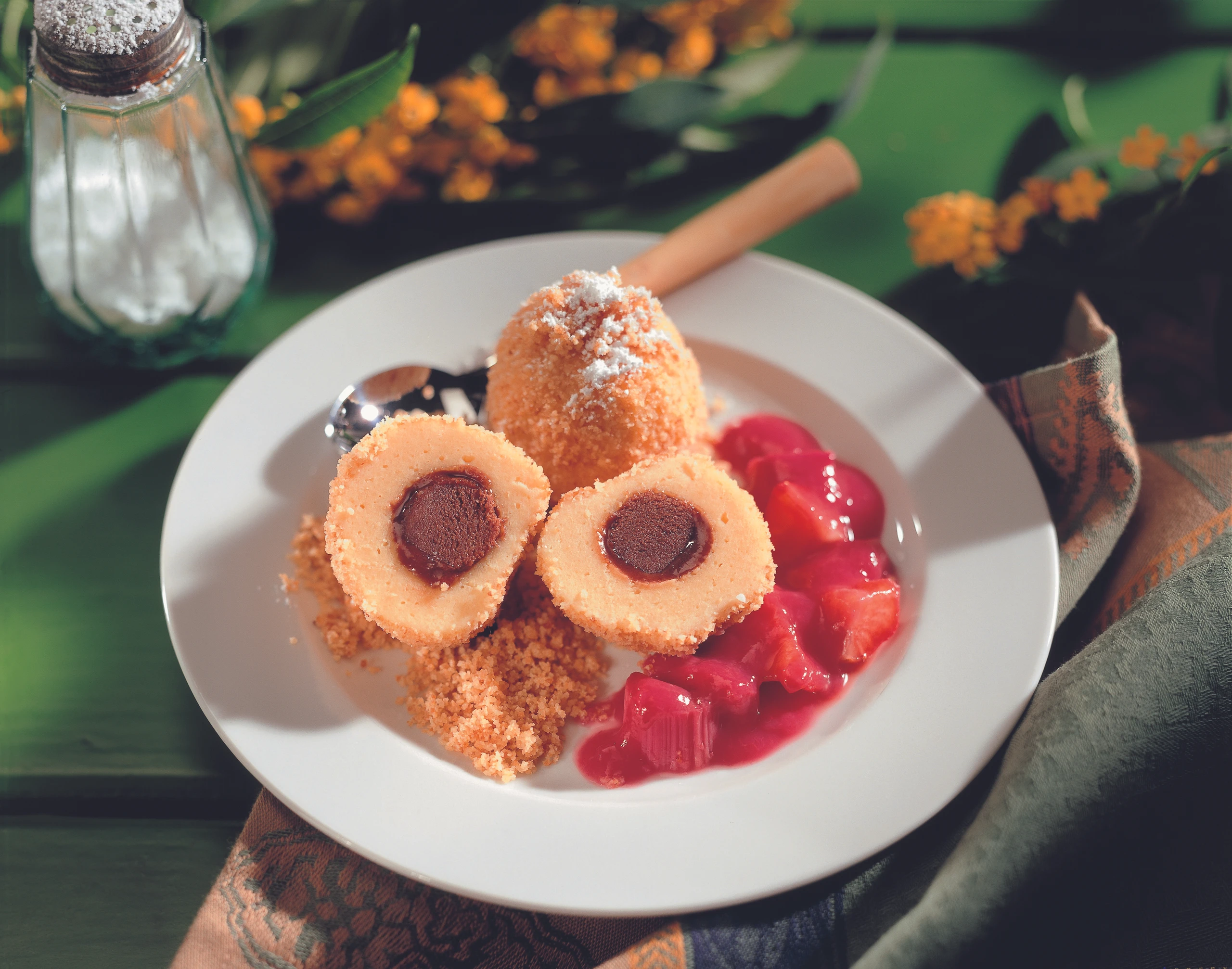 Topfen-Marzipanknödel mit Erdbeer-Rhabarbersauce