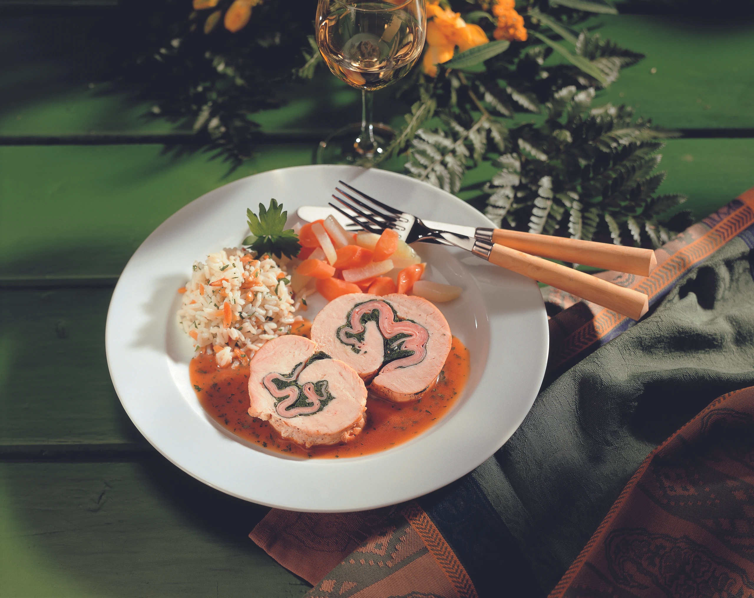 Gerollte Truthahnbrust mit Spinat-Schinken-Fülle