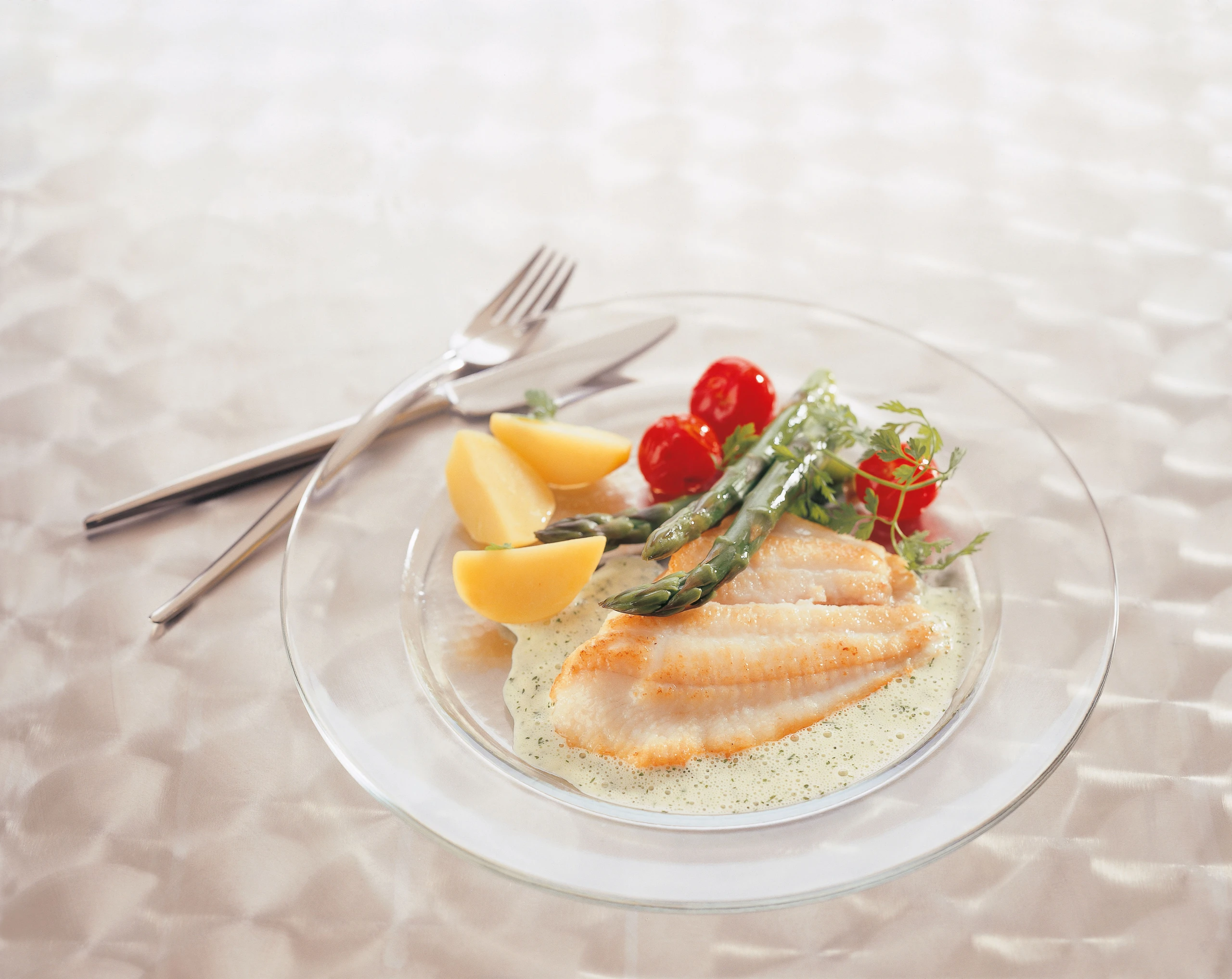 Schollenfilet mit grünem Spargel und Kerbelsauce