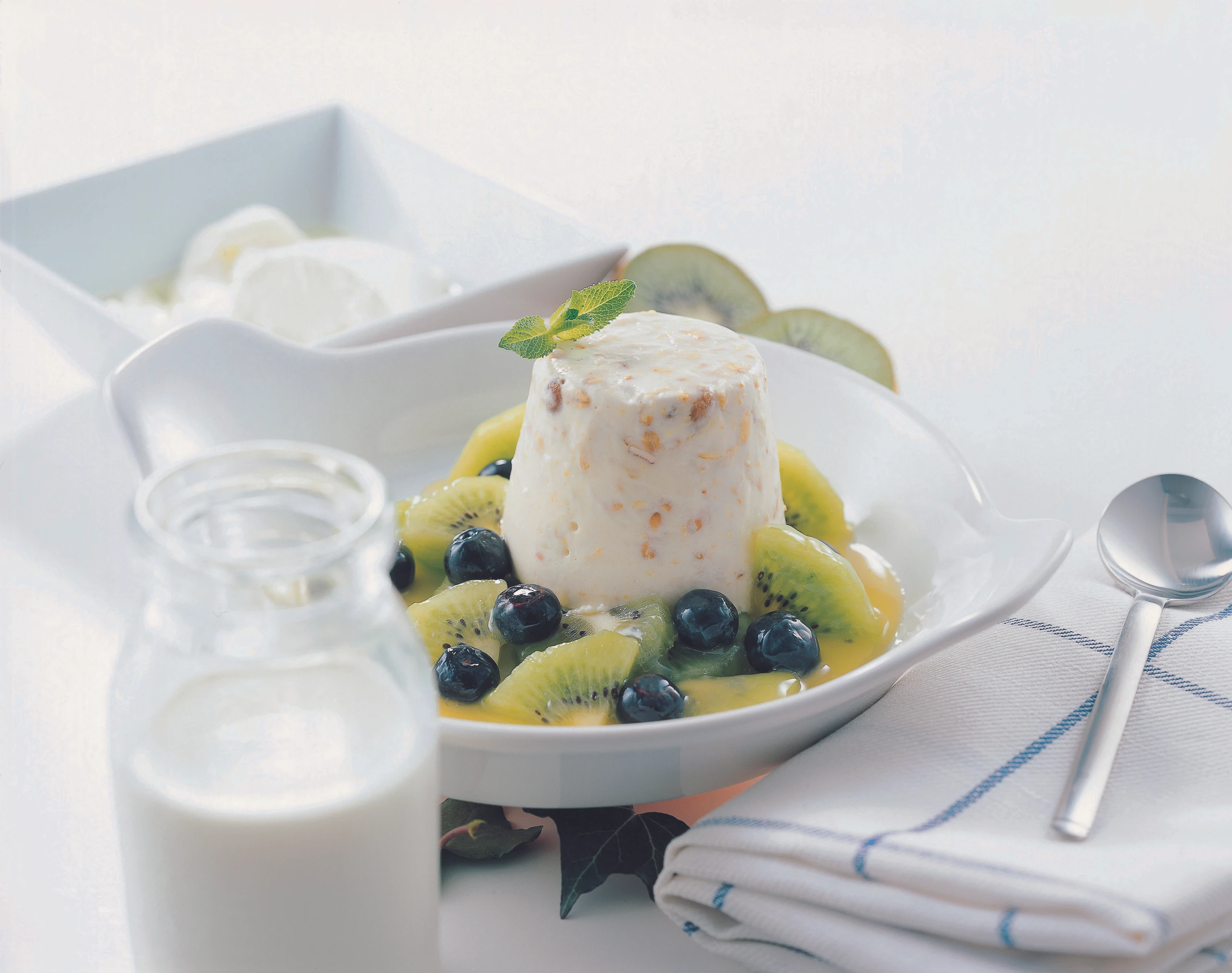 Müslitörtchen auf Kiwi-Heidelbeersalat