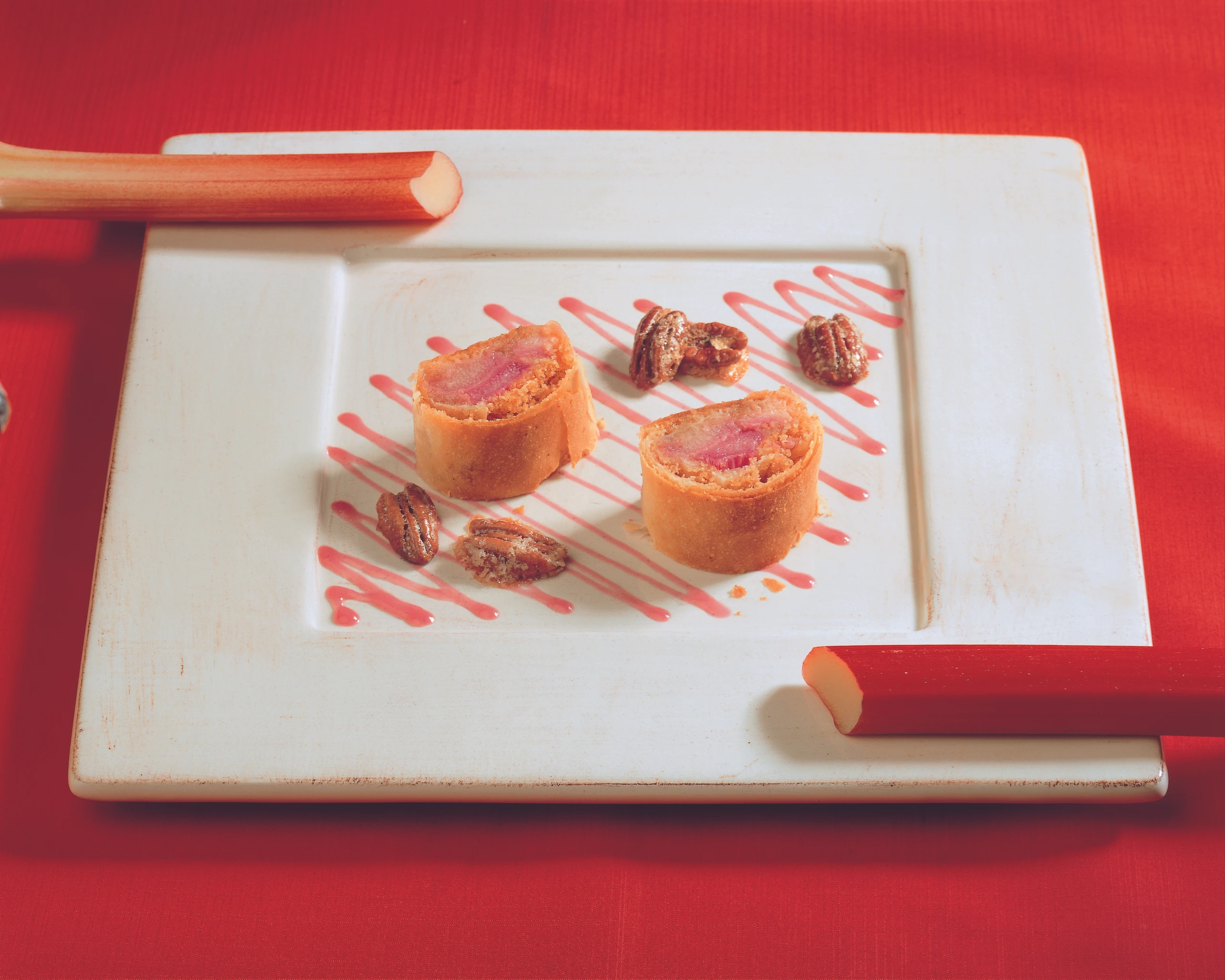 Rhabarberstrudel mit Pekannüssen