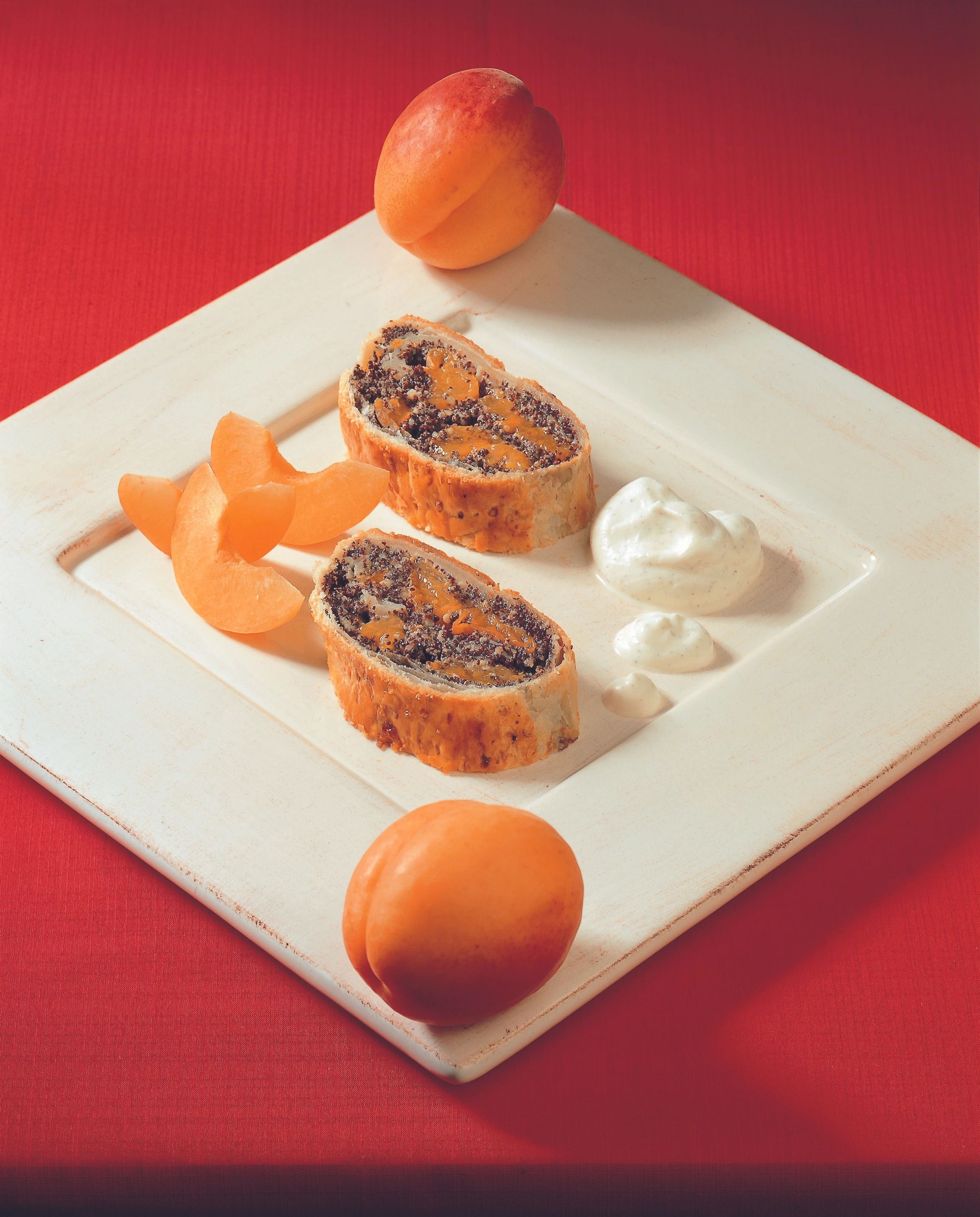 Mohn-Marillenstrudel mit Vanilleobers