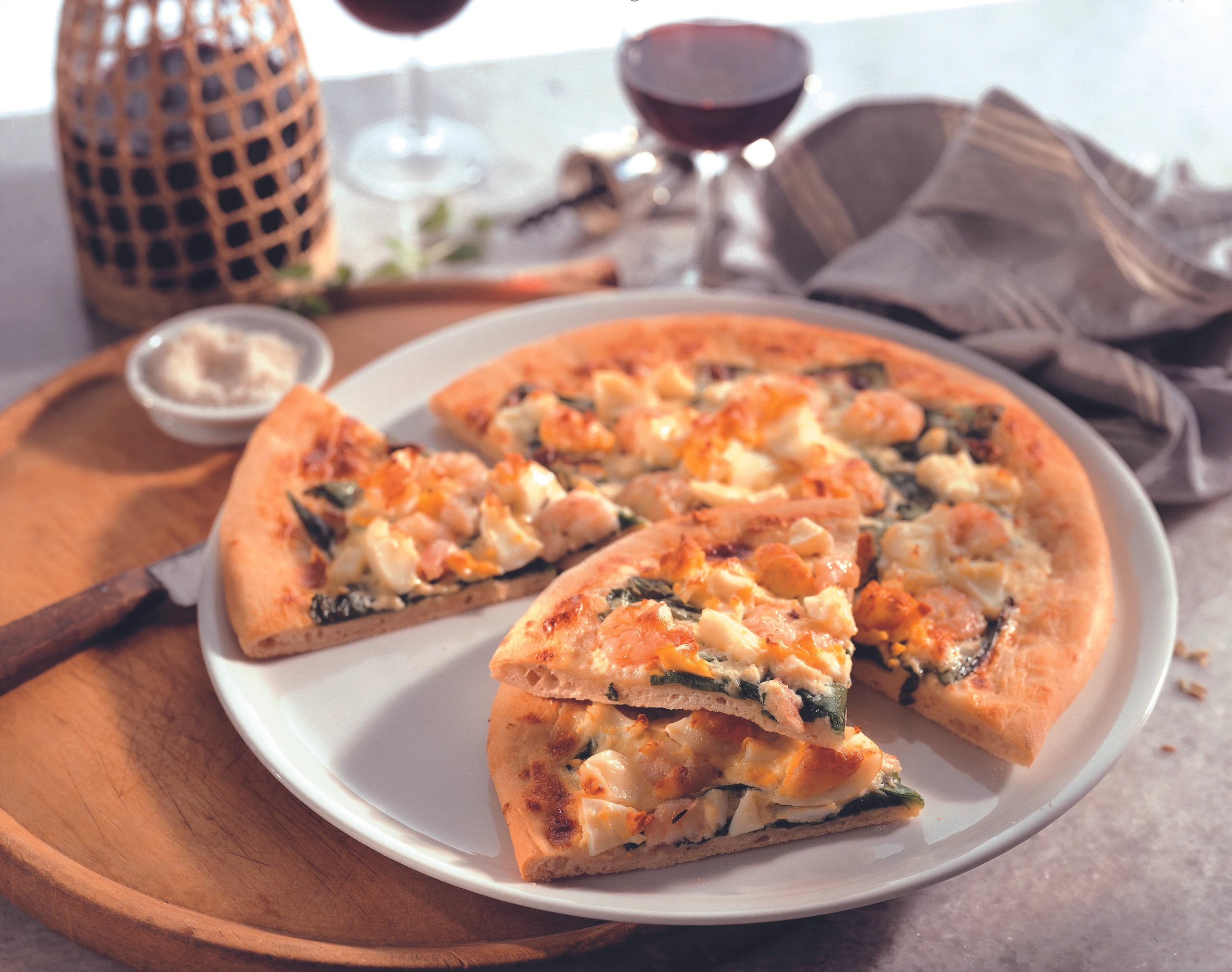 Pizza mit Spinat, Fontina und Garnelen