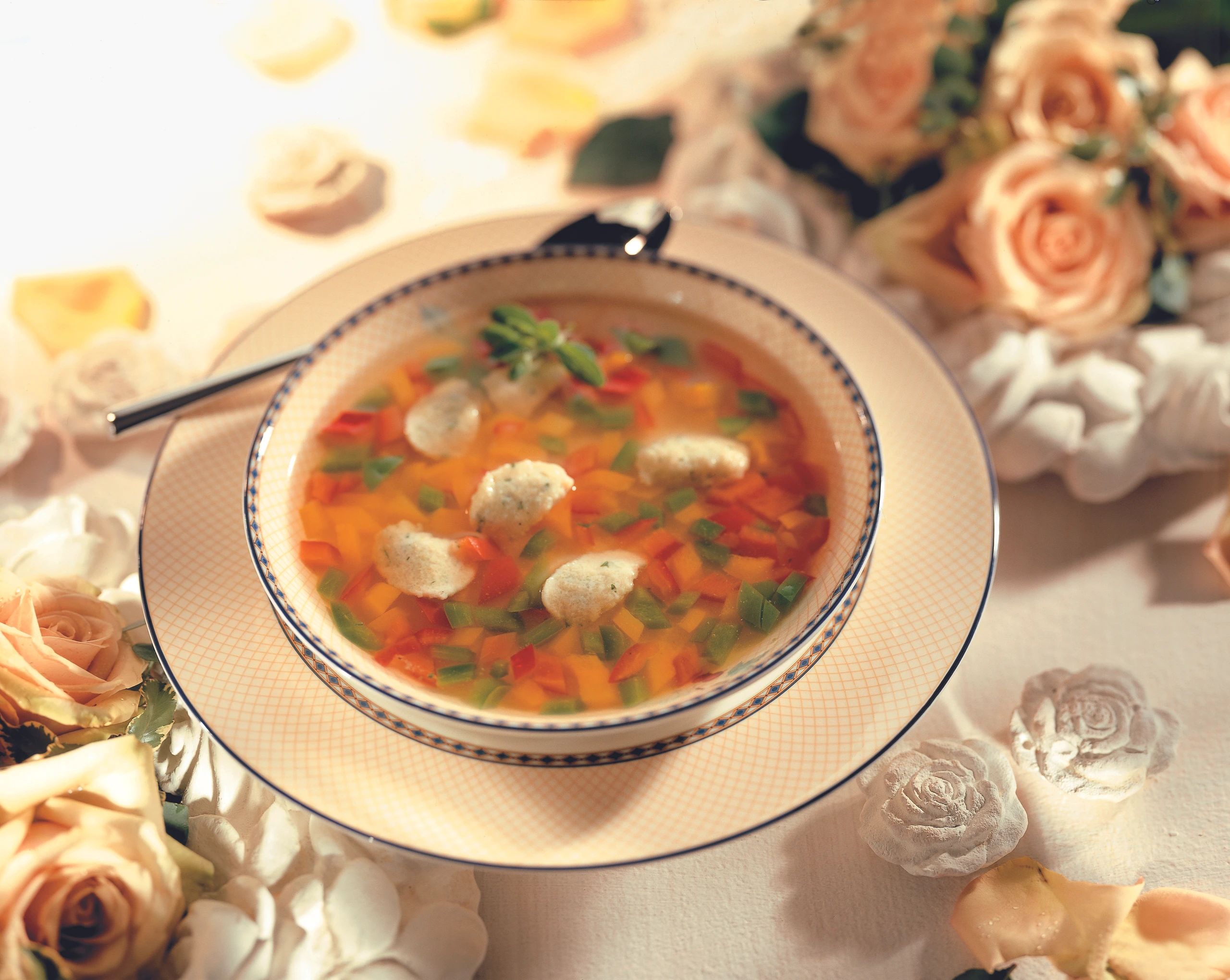 Klare Paprika-Kraftsuppe mit Majoran-Nockerln