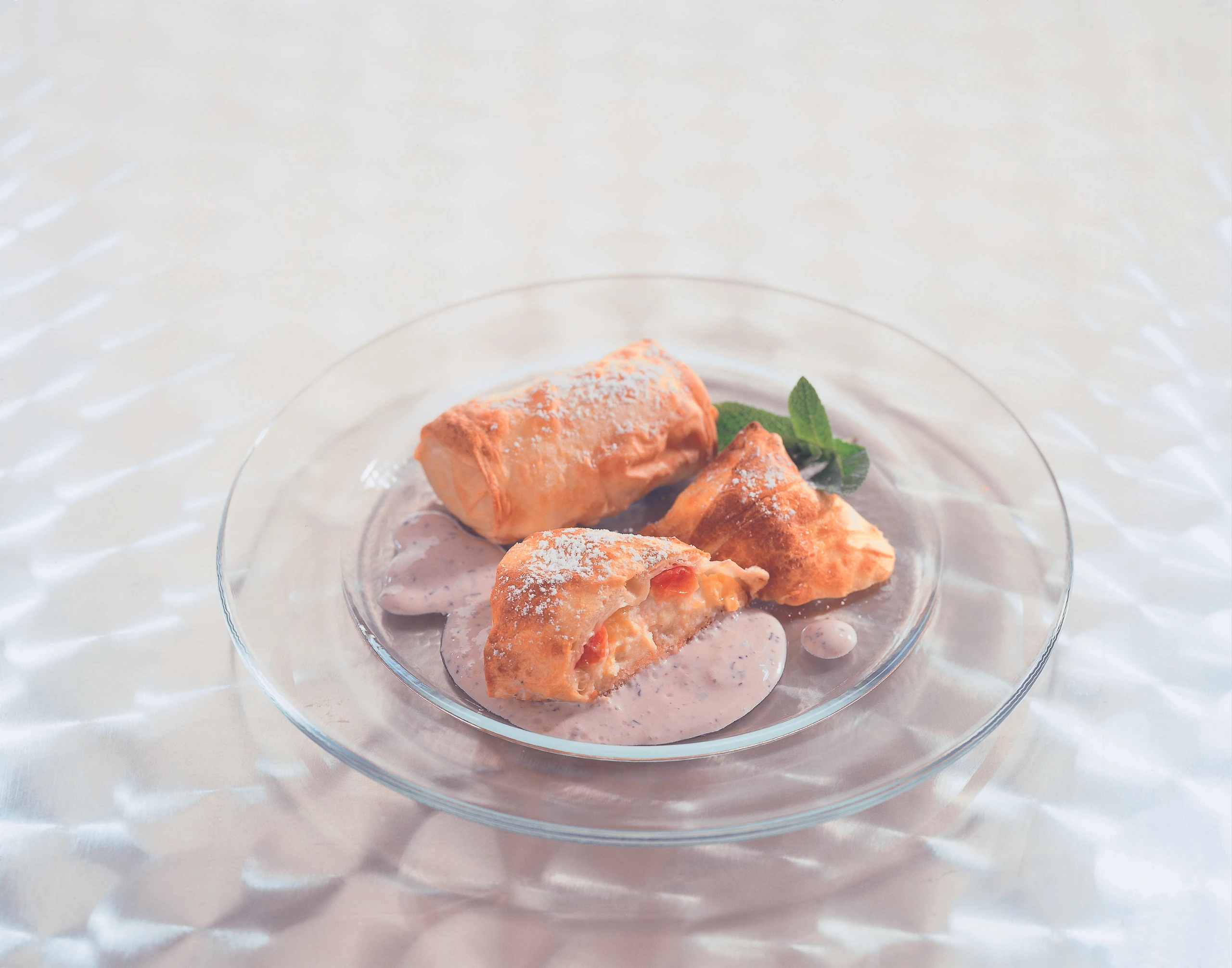 Mini-Nektarinen-Strudel mit Heidelbeersauce