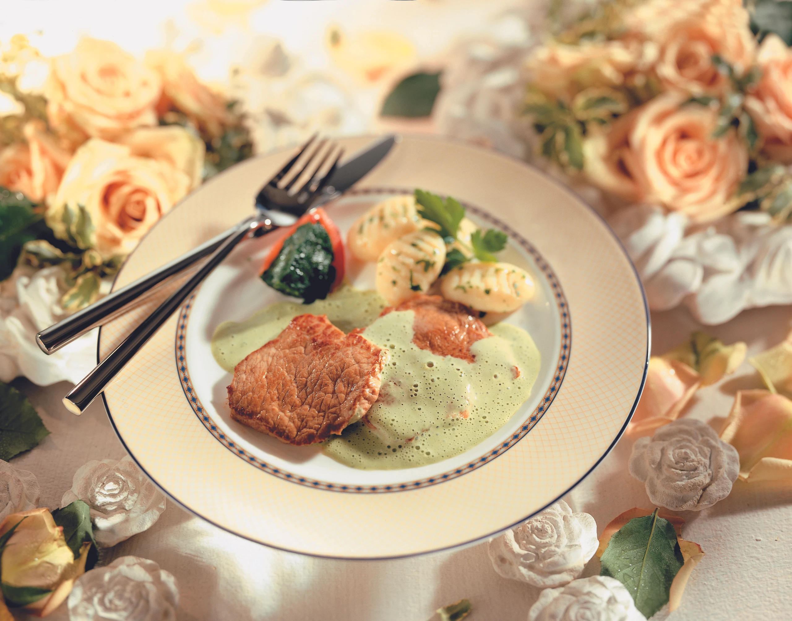 Kalbsschnitzel mit Gorgonzola-Petersilsauce und Kräuter-Gnocchi