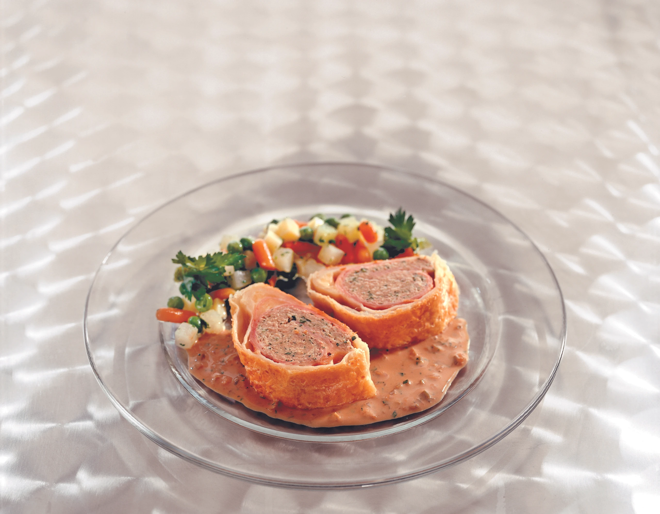 Blätterteig-Fleischroulade mit Schinken und Käse