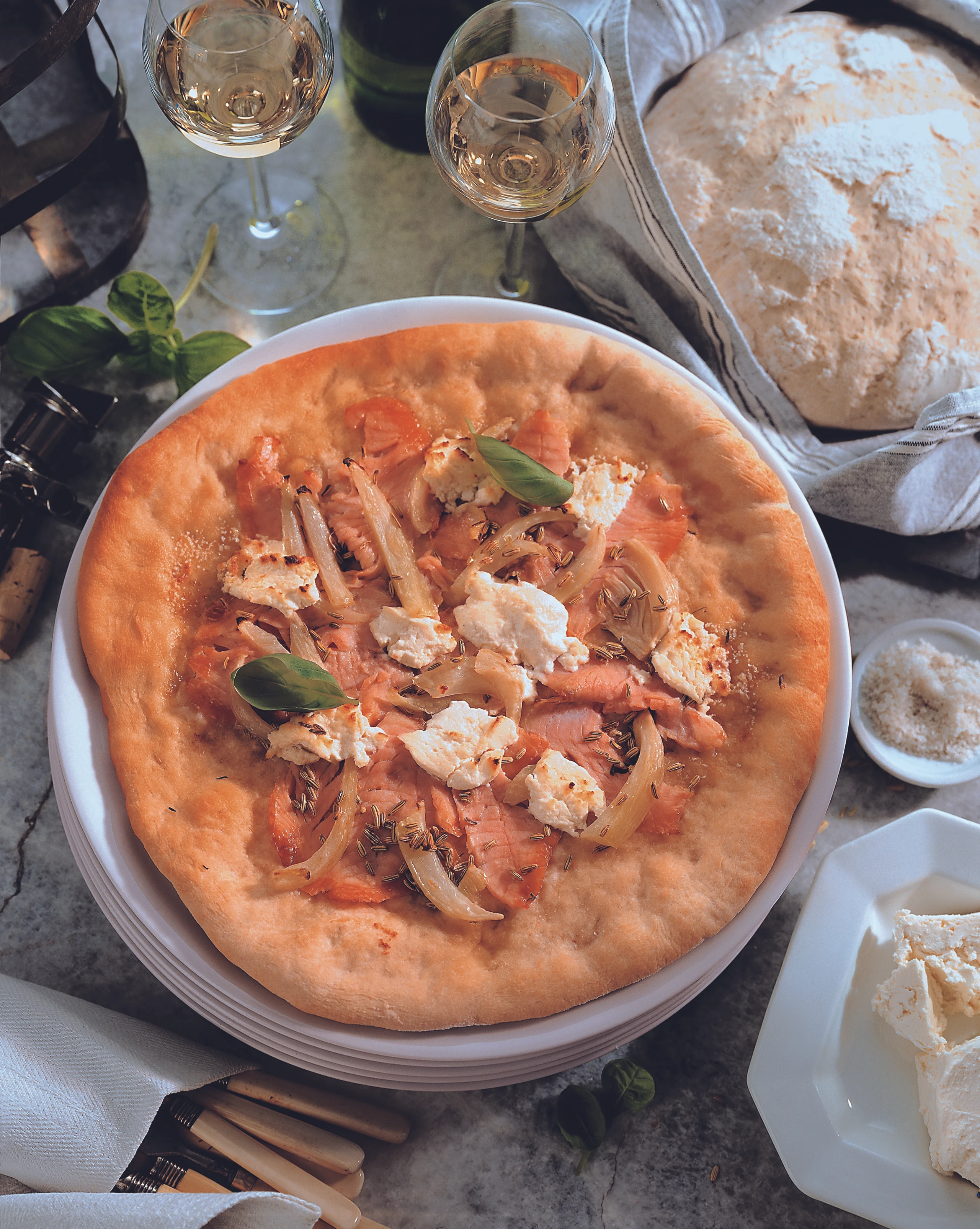 Pizza mit Räucherlachs, Fenchel und Robiola