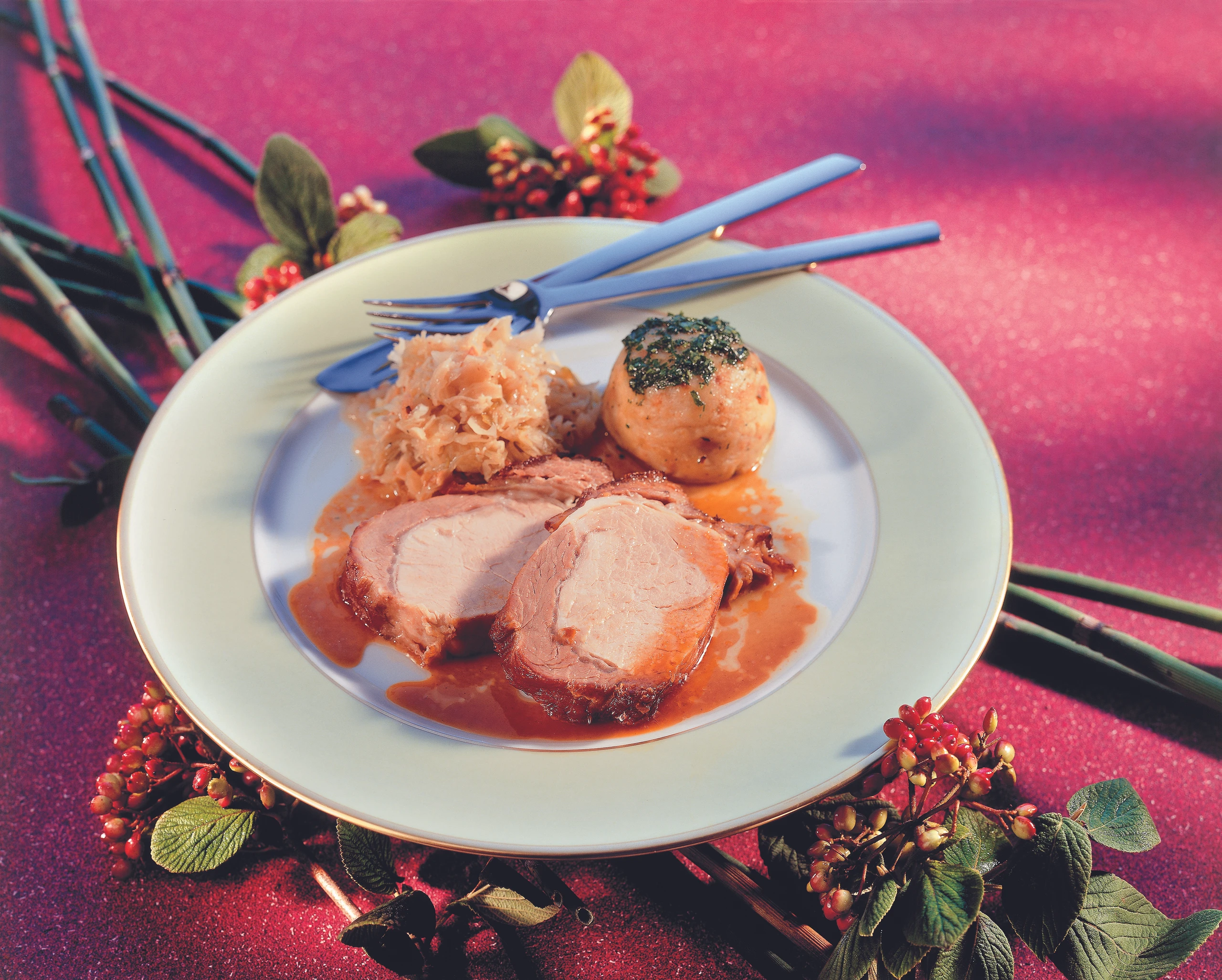 Schweinskarrée mit Sauerkraut und Semmelknödeln