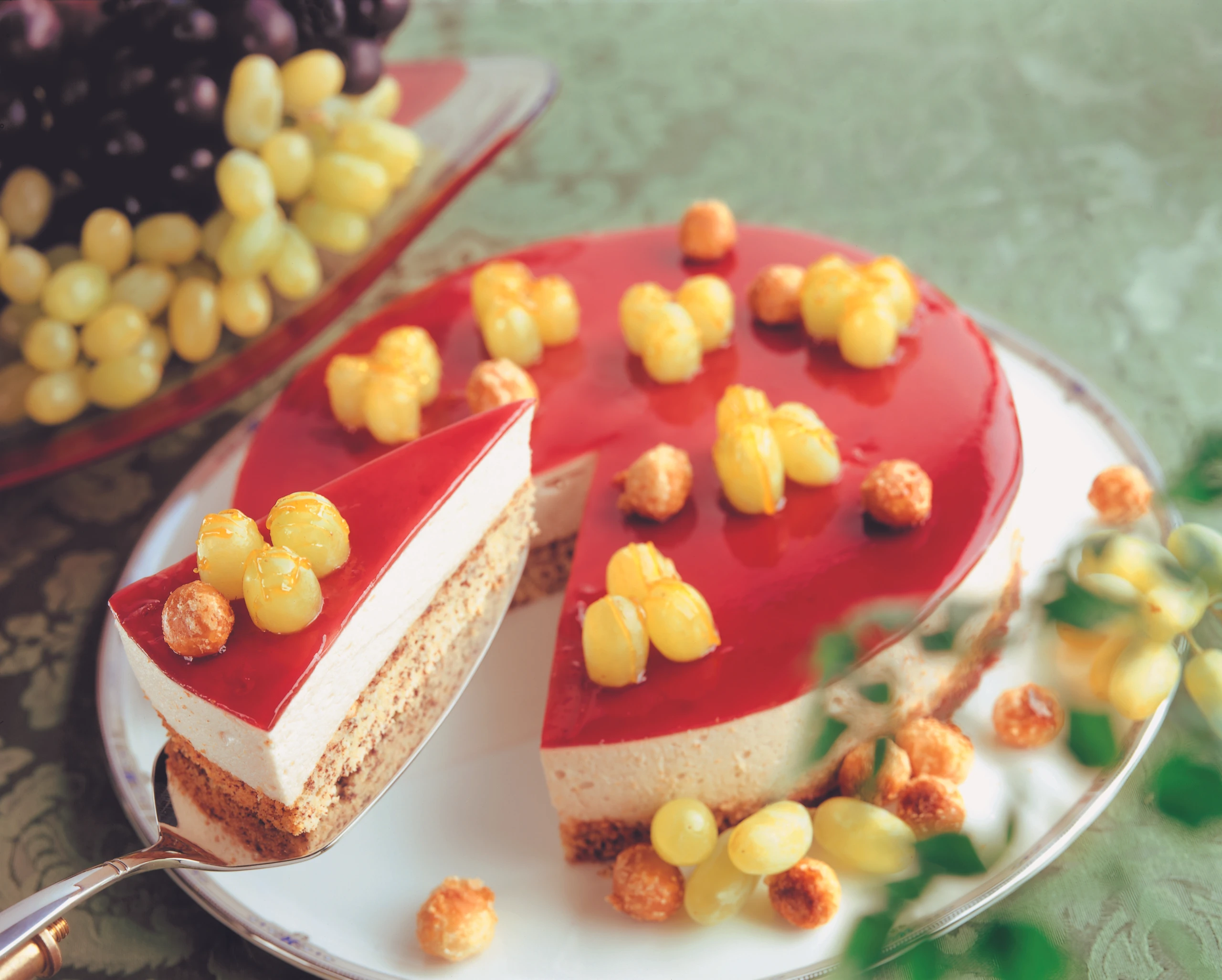 Rote Traubentorte mit Macadamianüssen