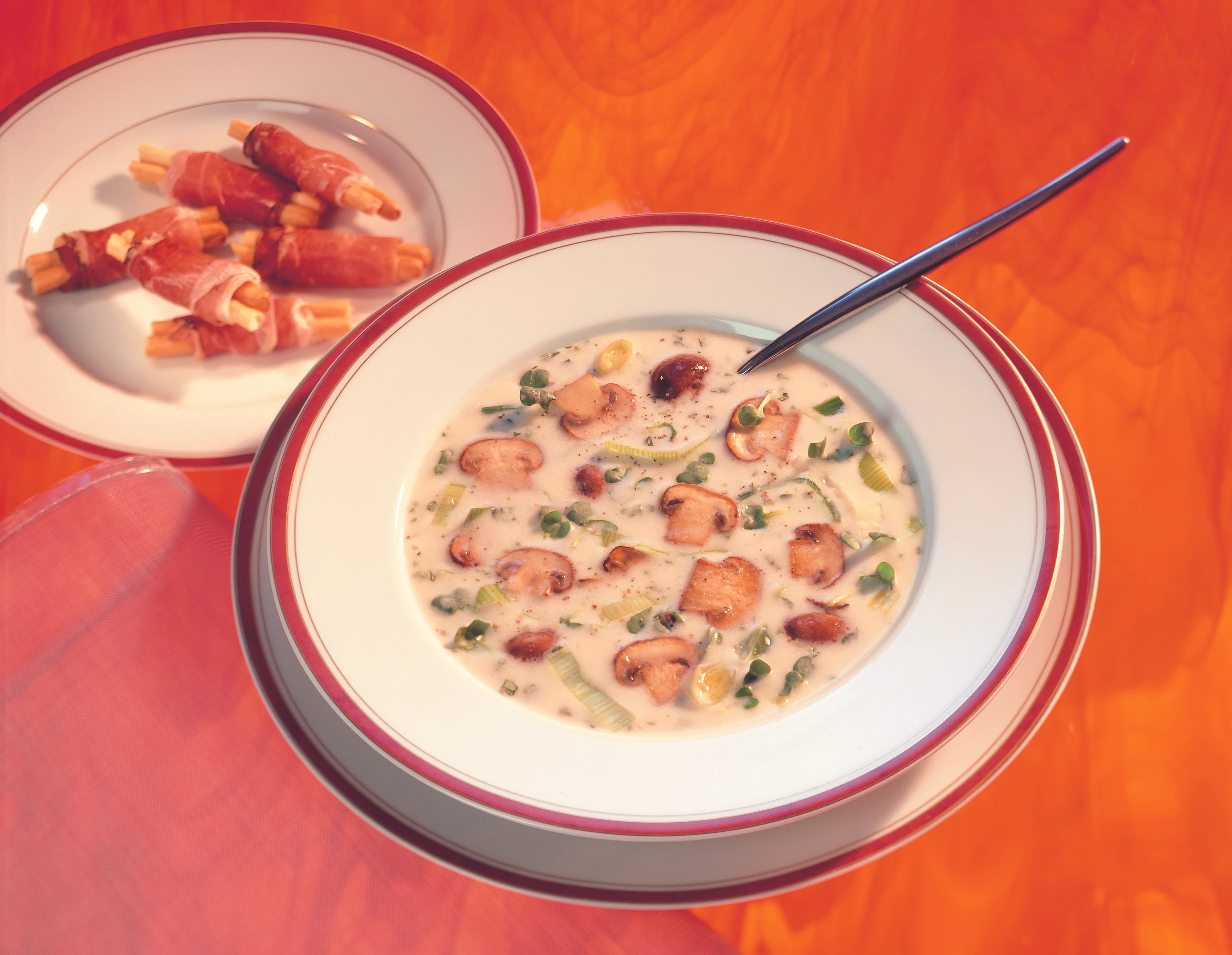 Schwammerl-Lauchsuppe mit Schinken-Grissini