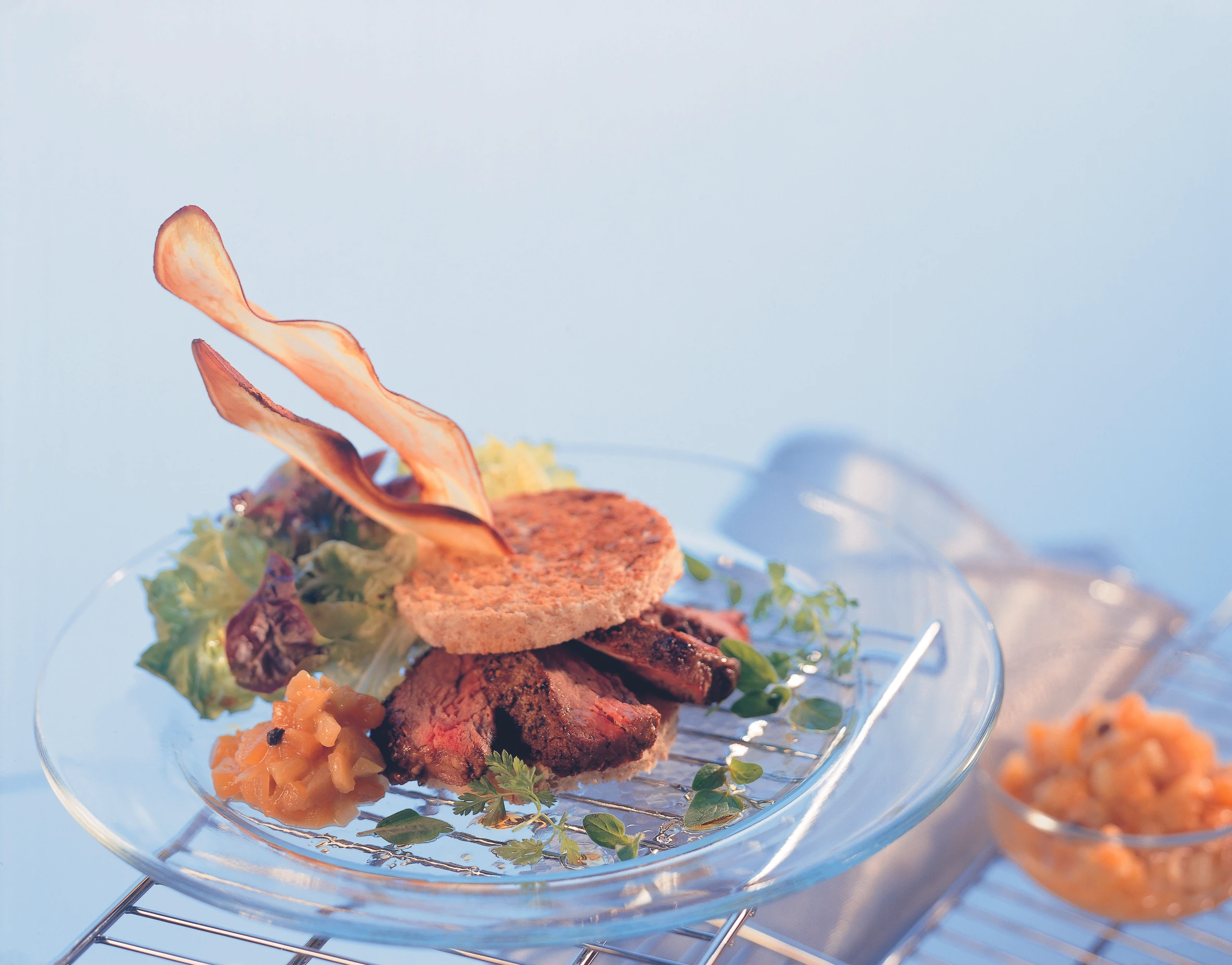 Steaktoast mit Senf-Kürbis und Süßkartoffelchips