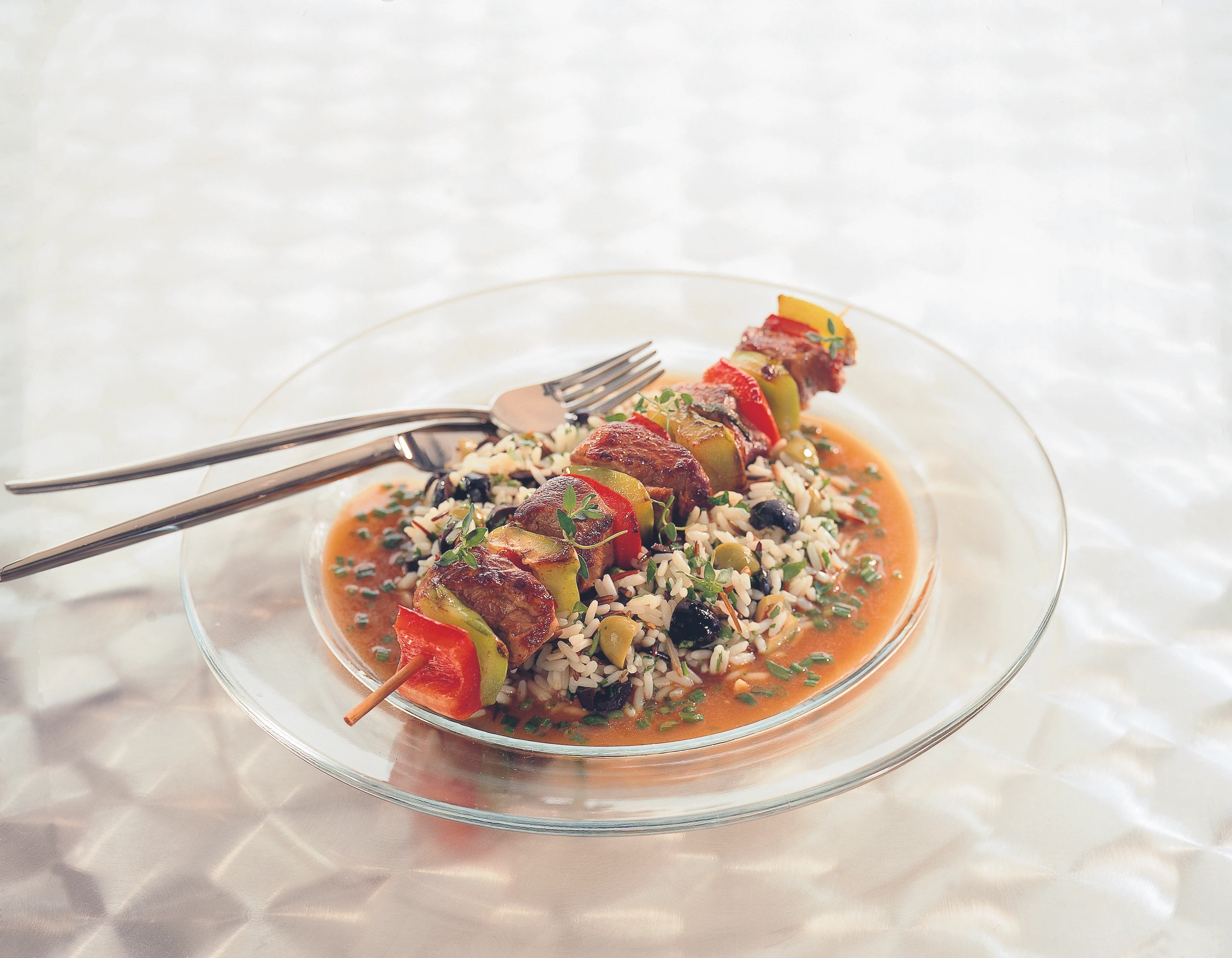 Lammspieße mit Knoblauchsaft auf Kräuter-Olivenreis