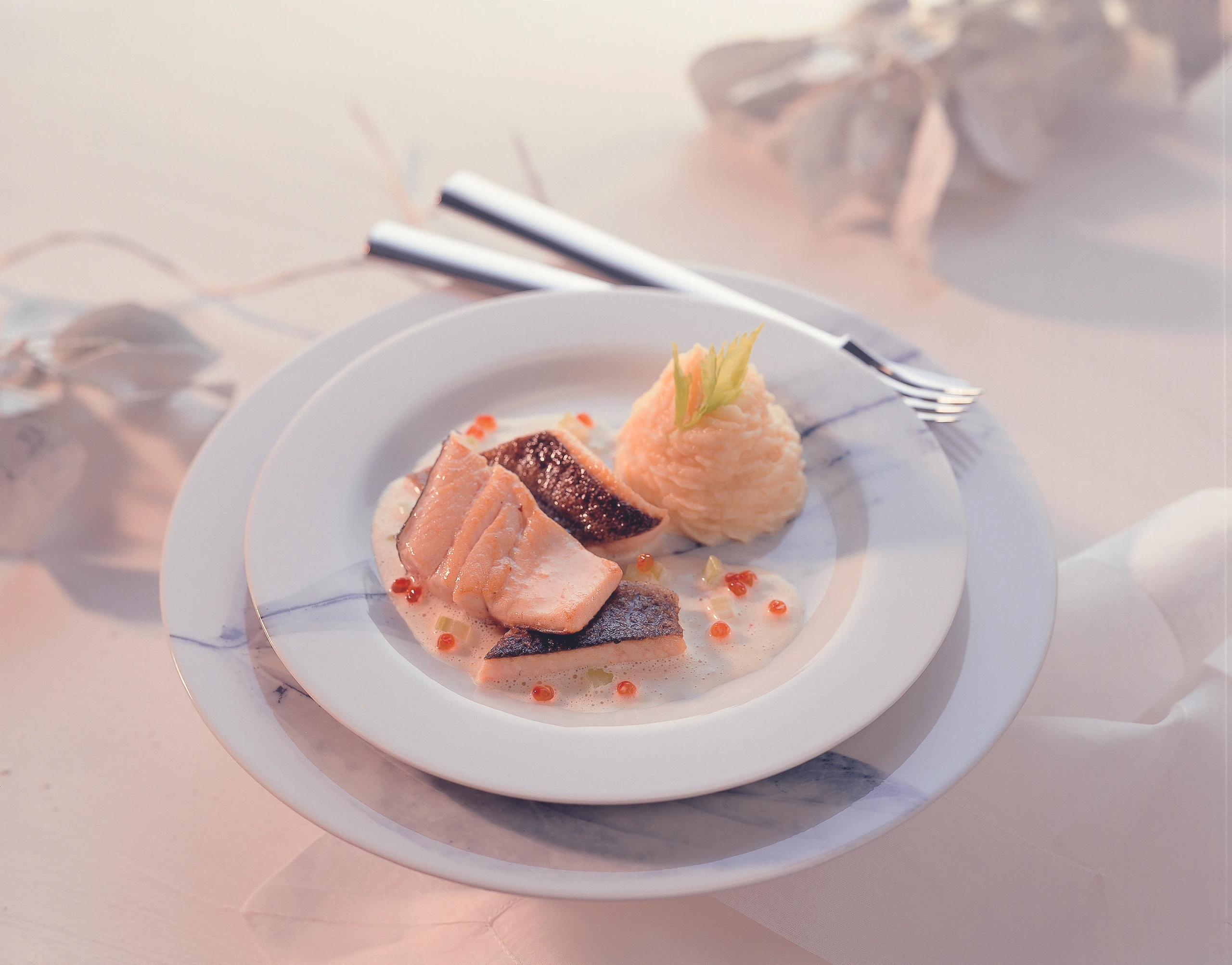 Gebratenes Forellenfilet mit Sellerie-Kaviarsauce