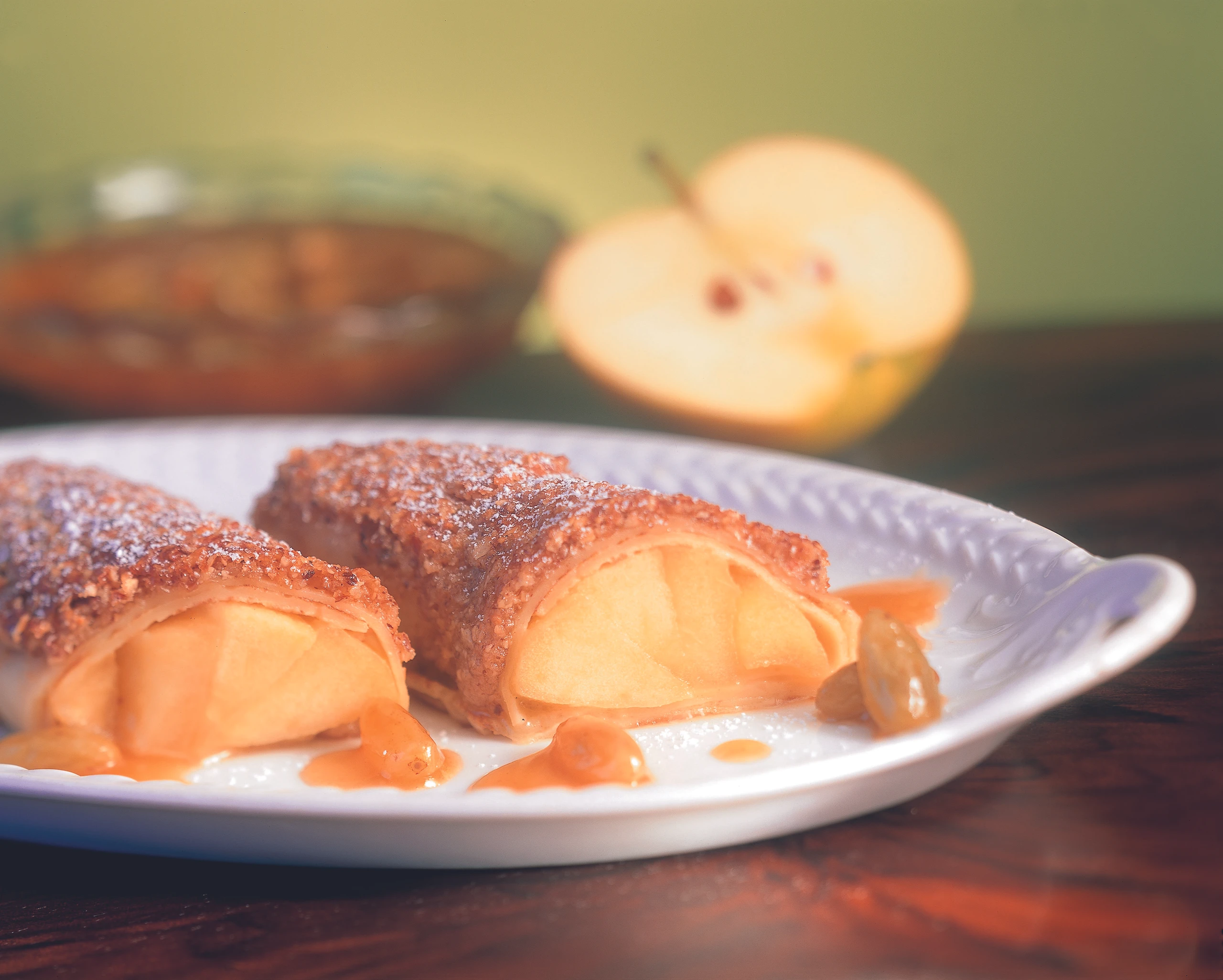 Apfel-Palatschinken mit Nusskruste und Karamell-Rosinen