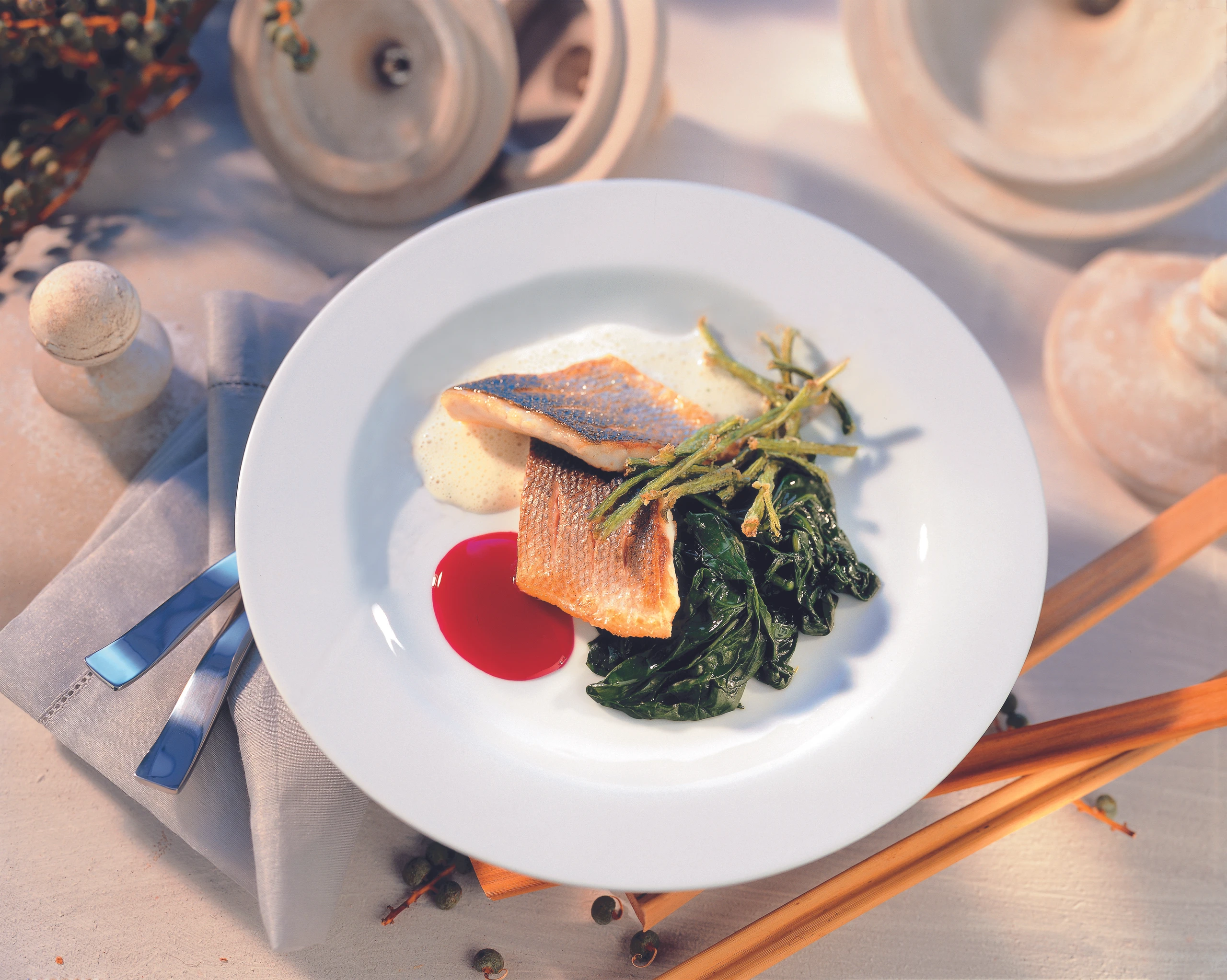 Wolfsbarsch mit Krensauce und Blattspinat