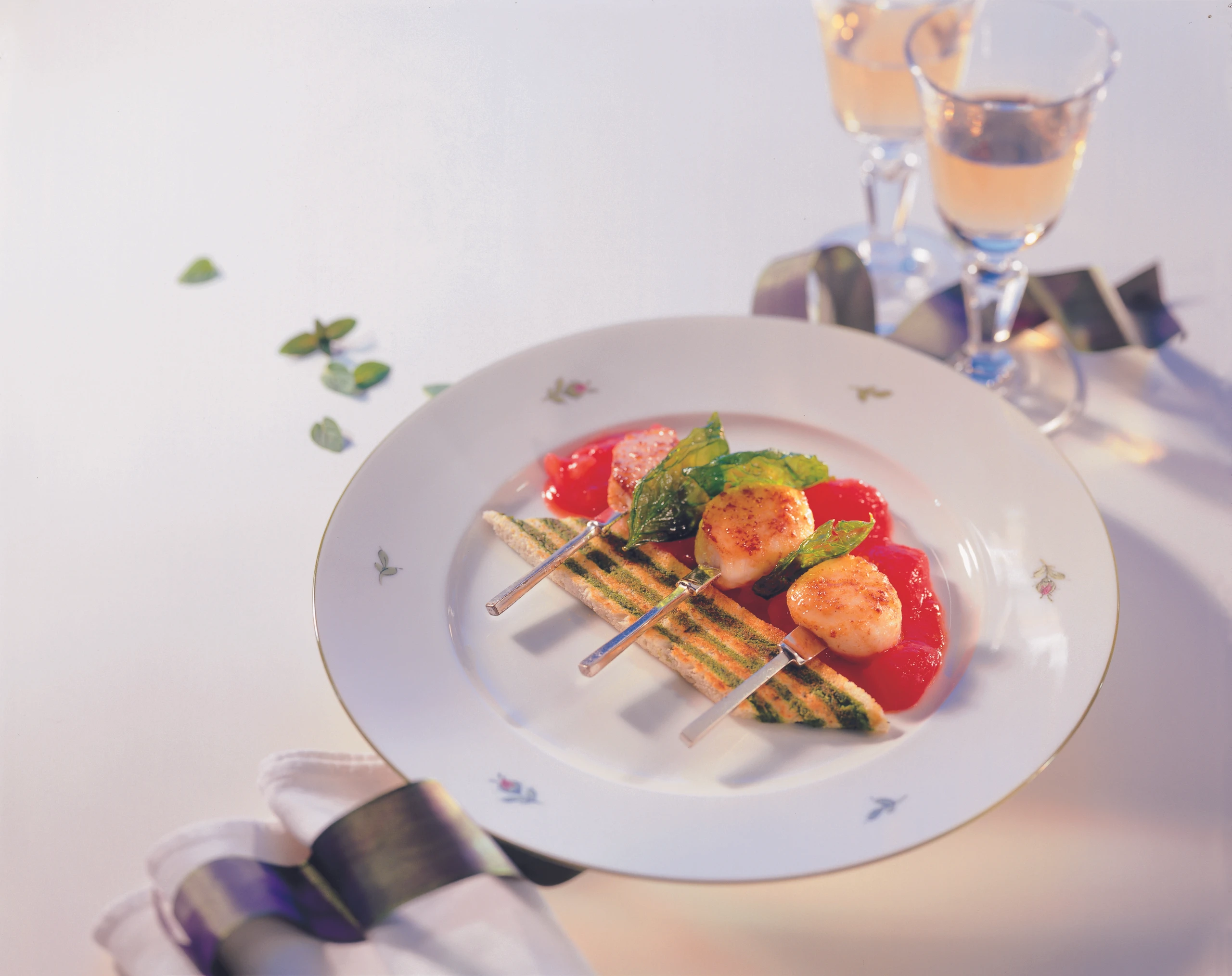 Jakobsmuscheln mit Basilikumbrot und Paradeisconfit