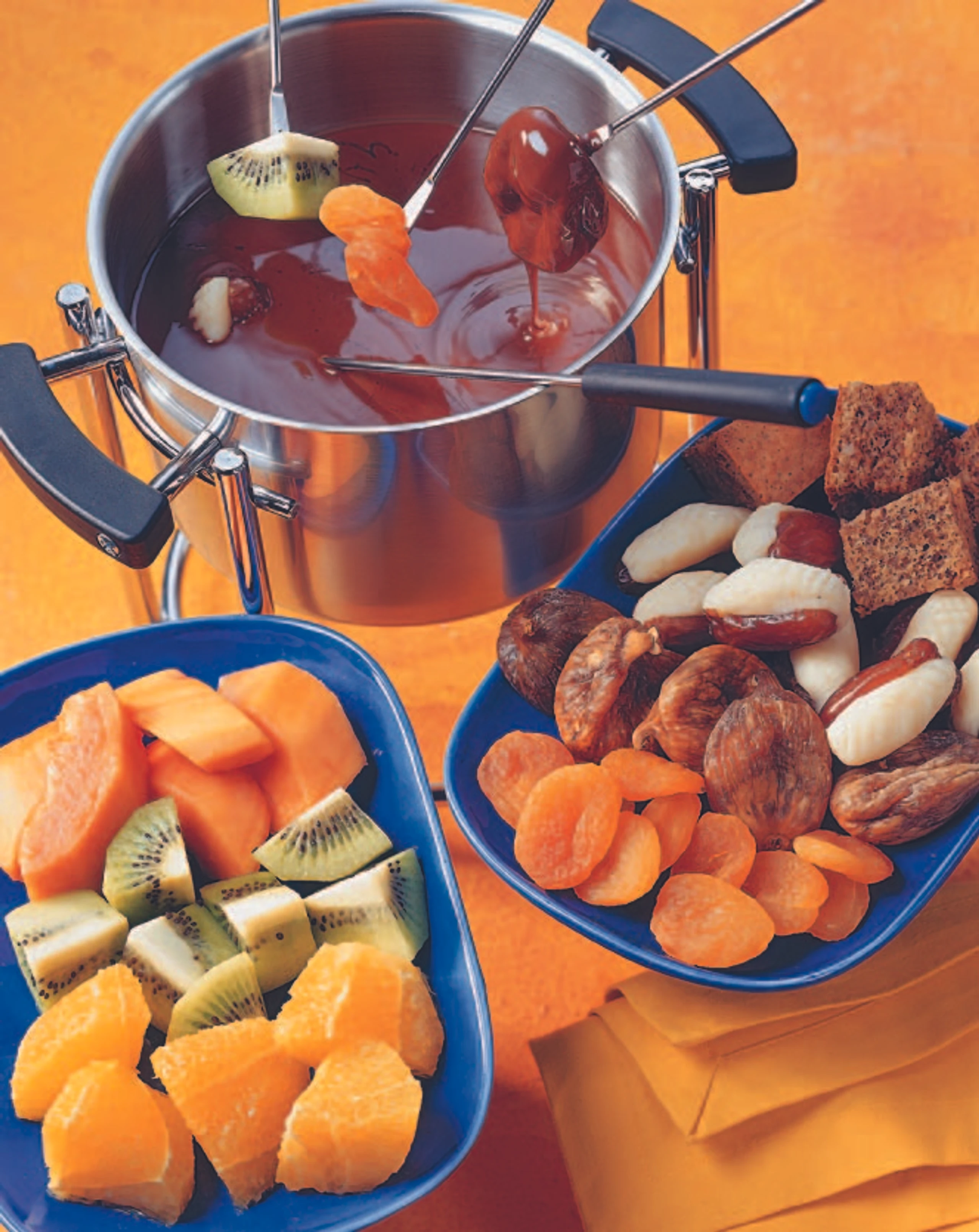 Schokoladefondue mit Nussbiskuit und Marzipankugeln