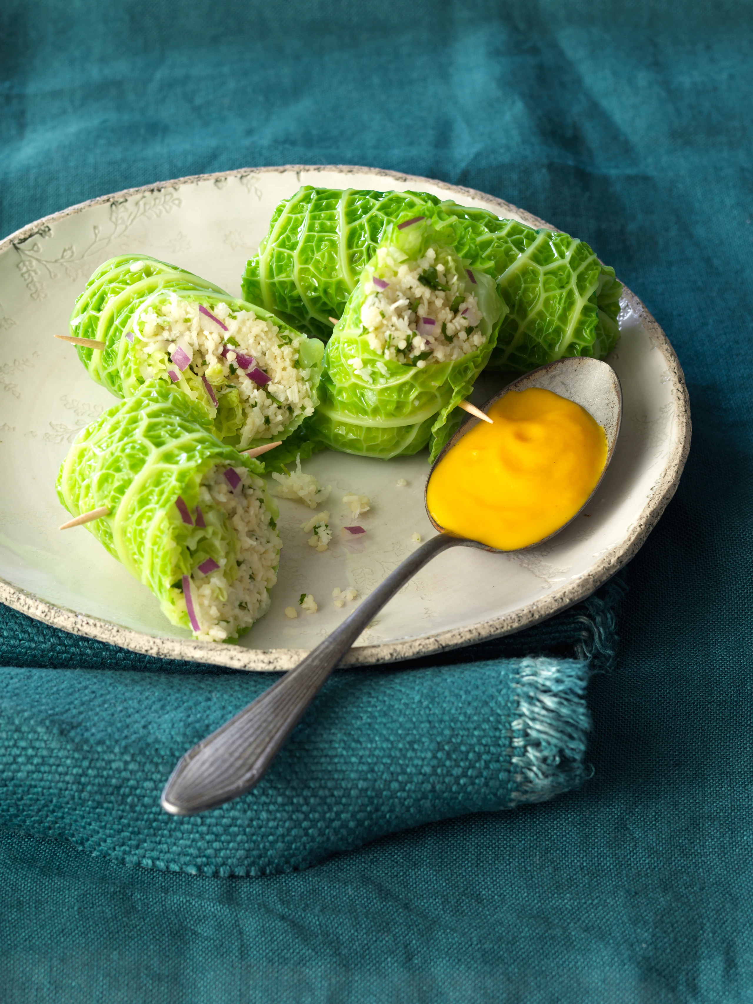 Kohlwraps mit Couscous-Rettich-Fülle