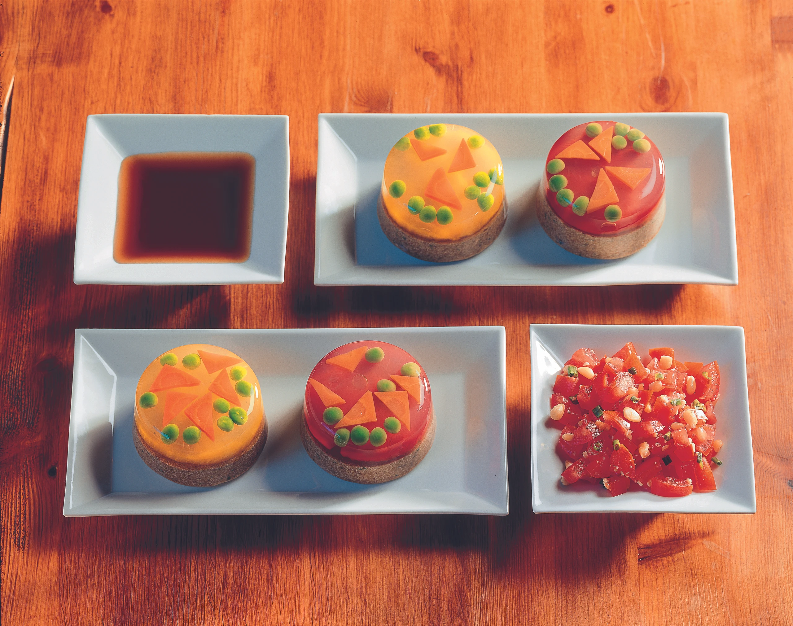 Tofu-Törtchen mit Paradeis-Salsa und Sherry-Senf-Dip