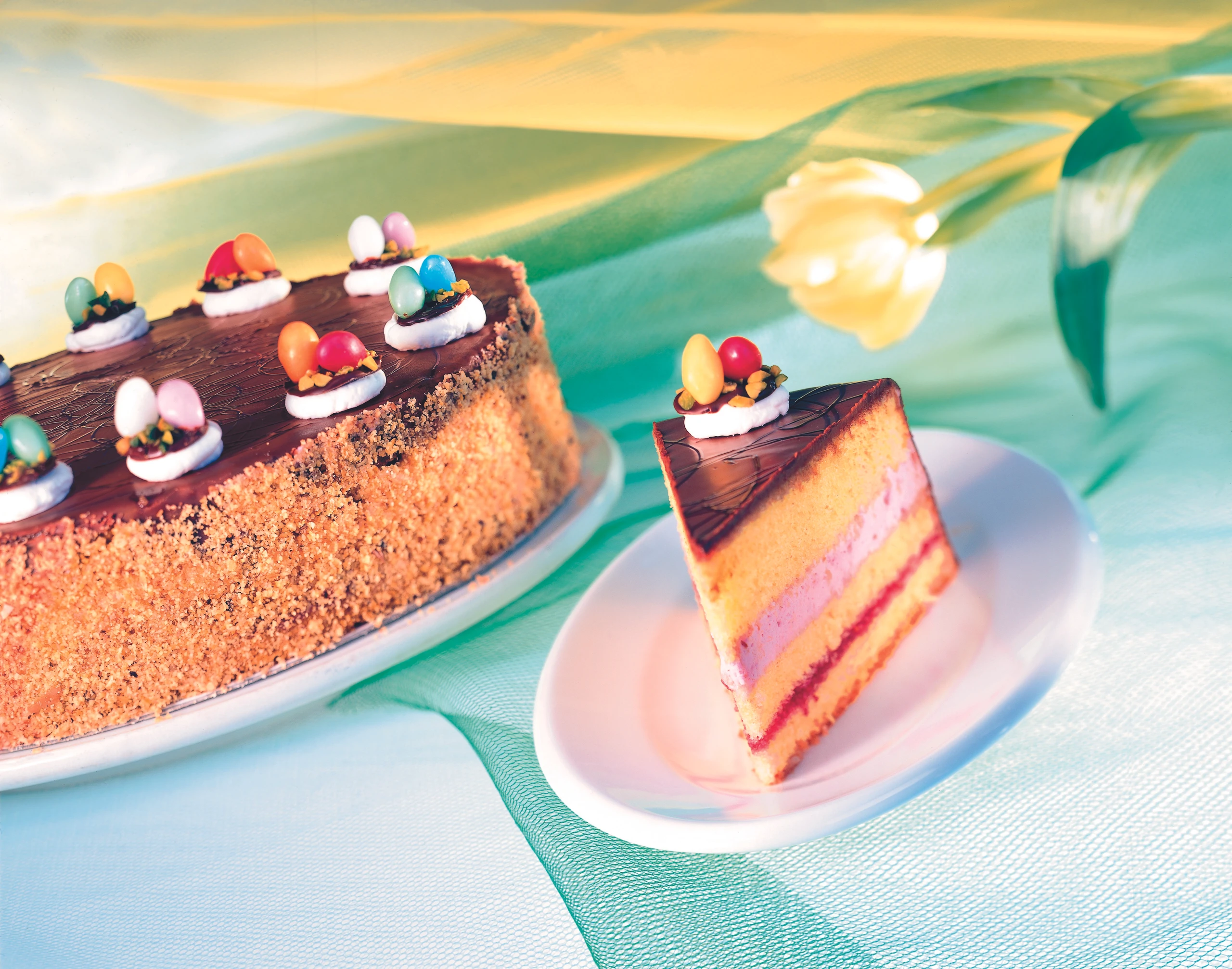 Eierlikörtorte mit Himbeercreme und Osterdekor