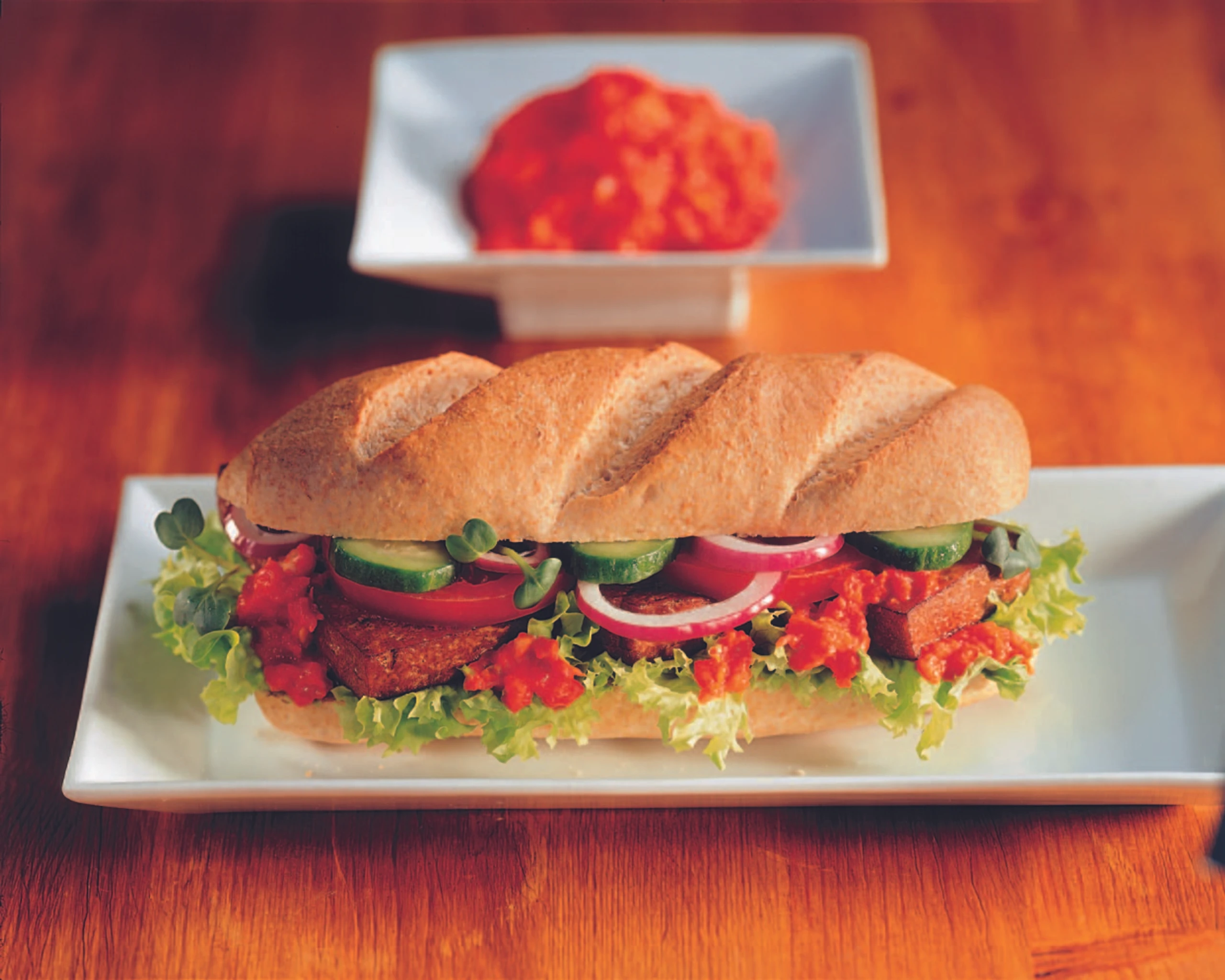 Sandwich mit mariniertem, gebratenem Tofu und Paprikasalsa