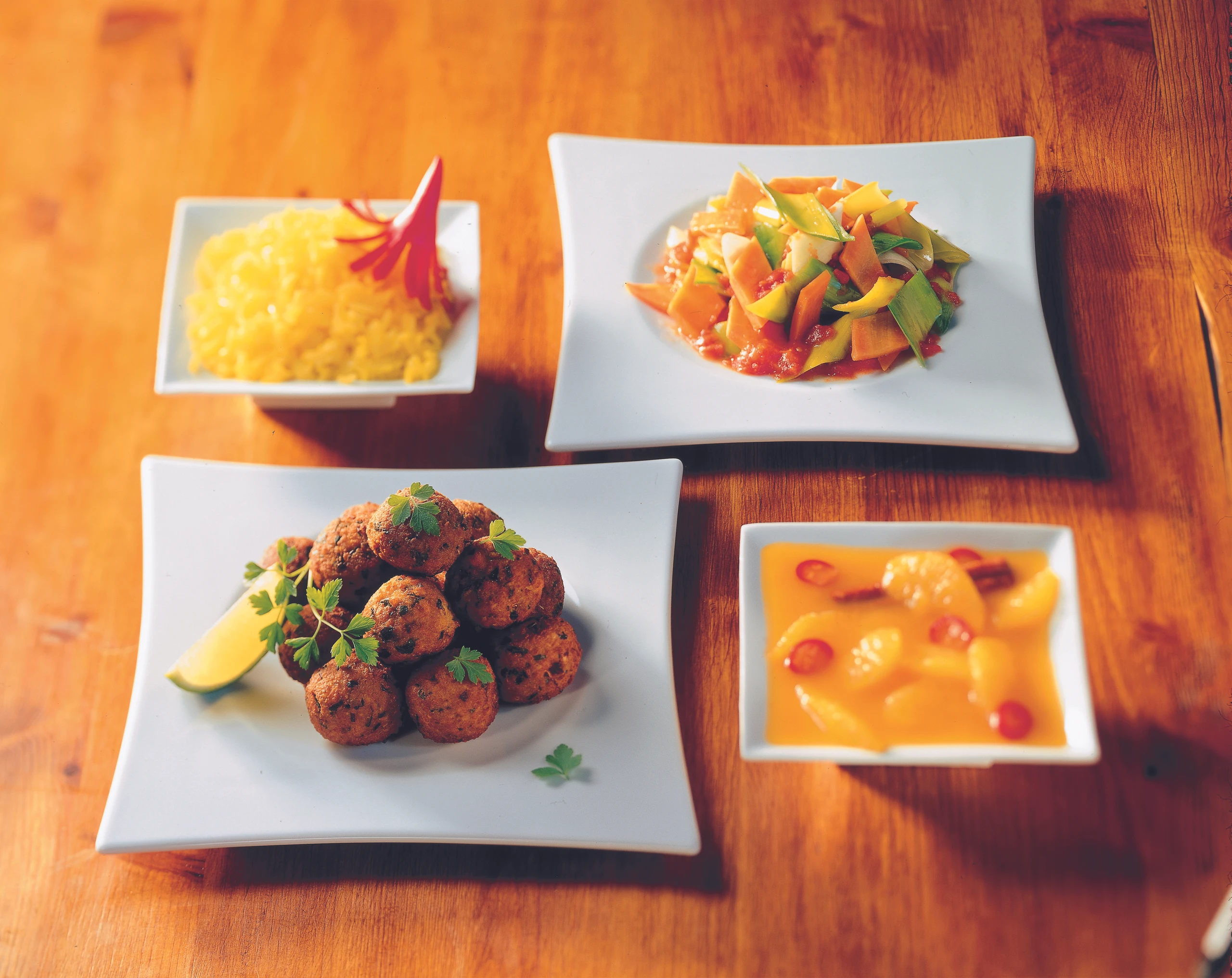 Tofu-Nussbällchen mit Curry, Safranreis und Chutney