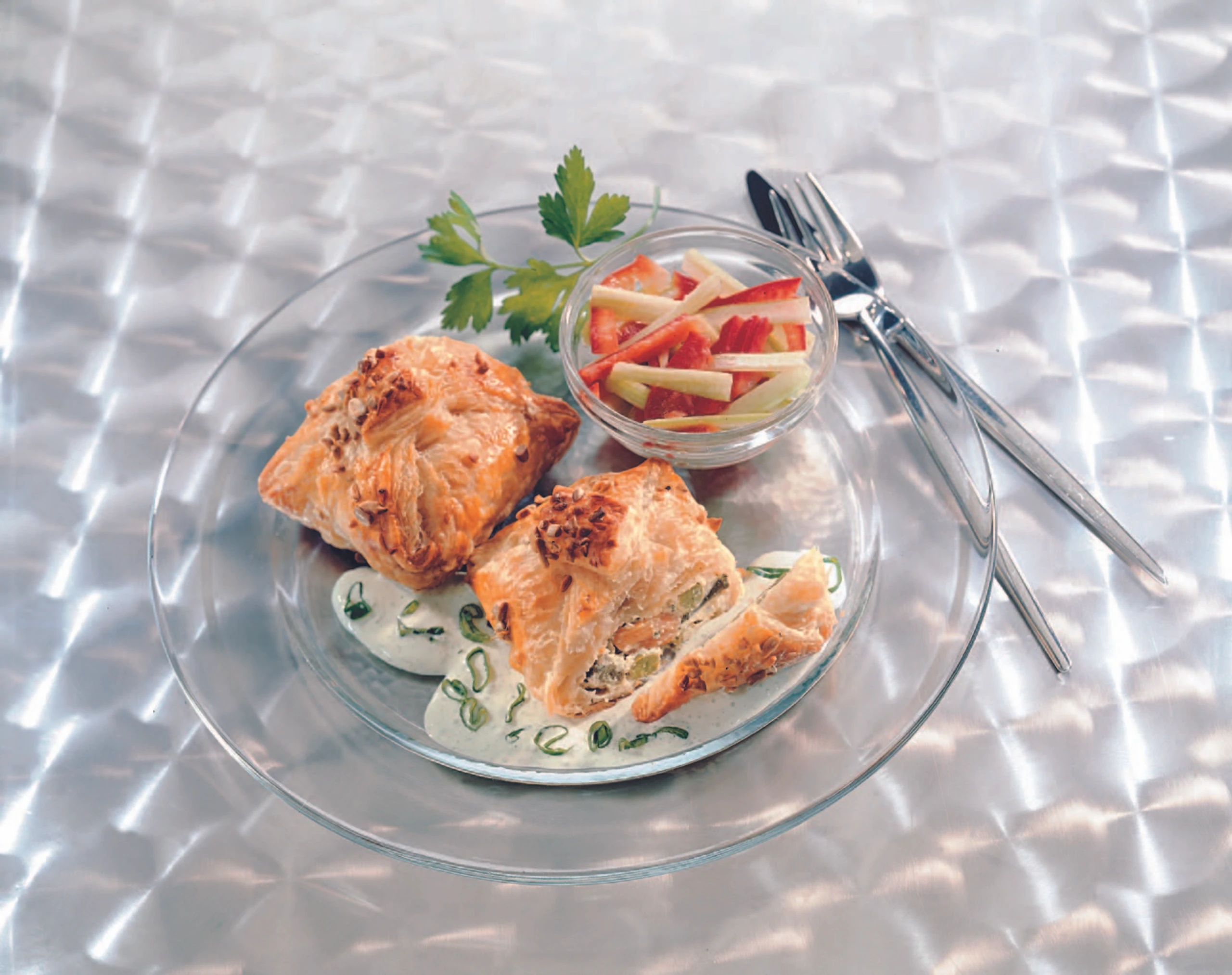 Gemüsegolatschen mit Sellerie-Paprikasalat und Jungzwiebelsauce