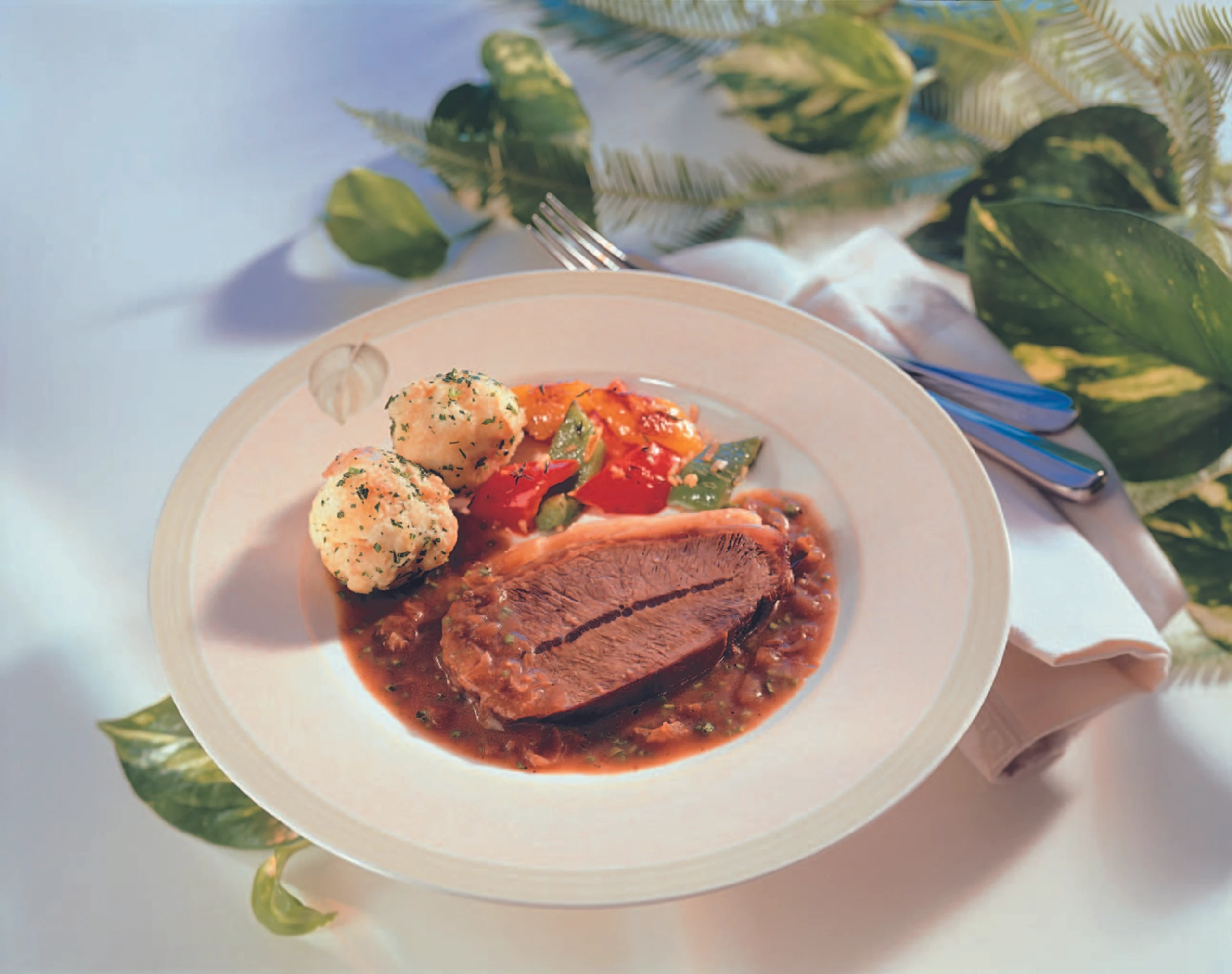 Geschmortes Schulterscherzel mit Zwiebelsauce und Grießknödeln